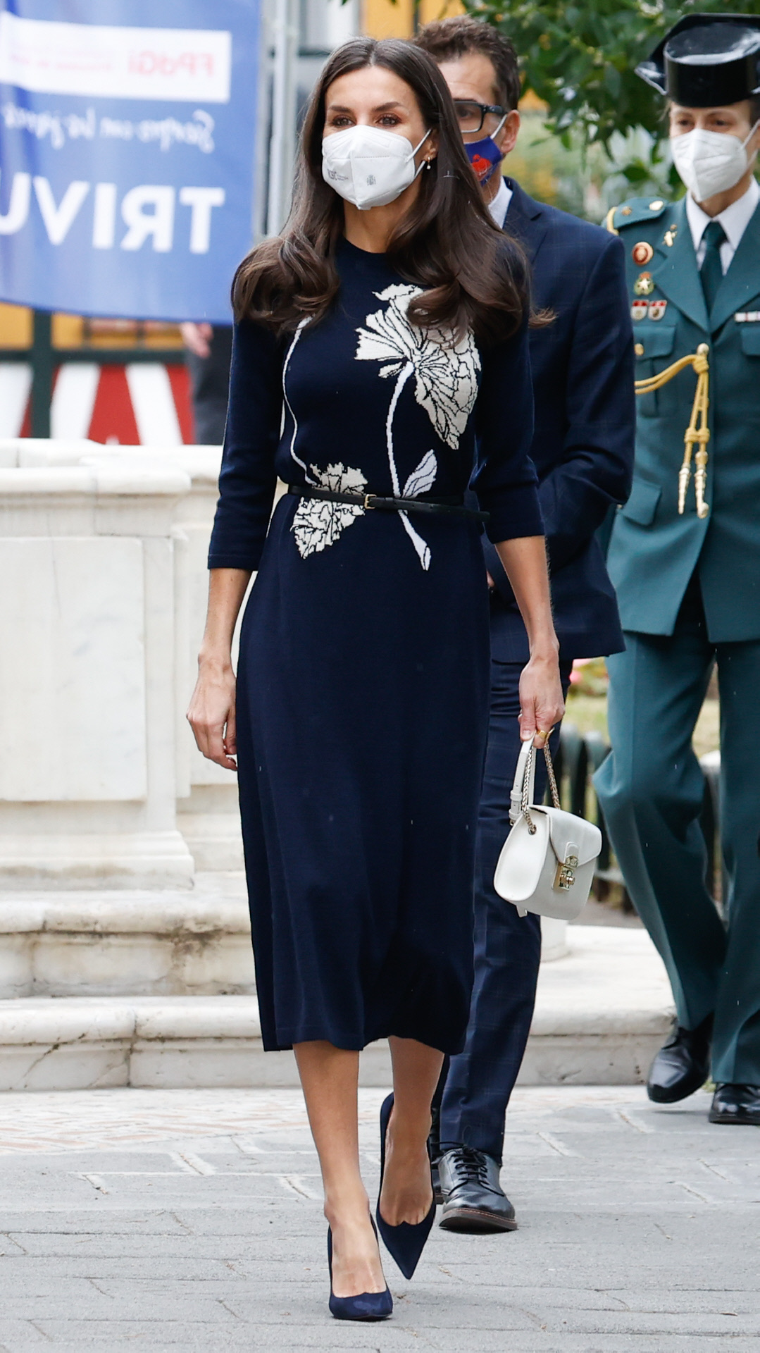 El look de la Reina Letizia con vestido midi