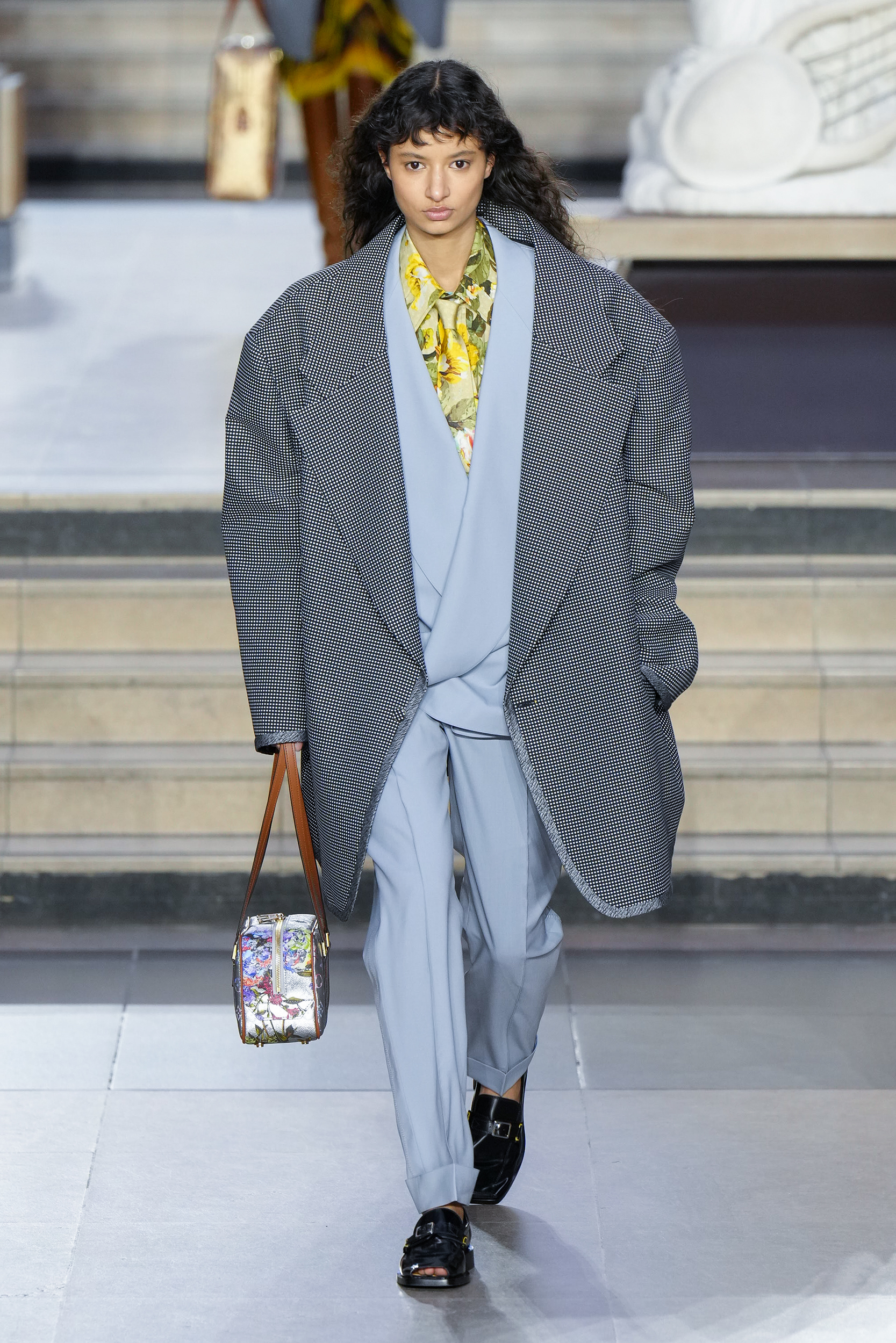 Sastre y chaqueta XXL, de Louis Vuitton.
