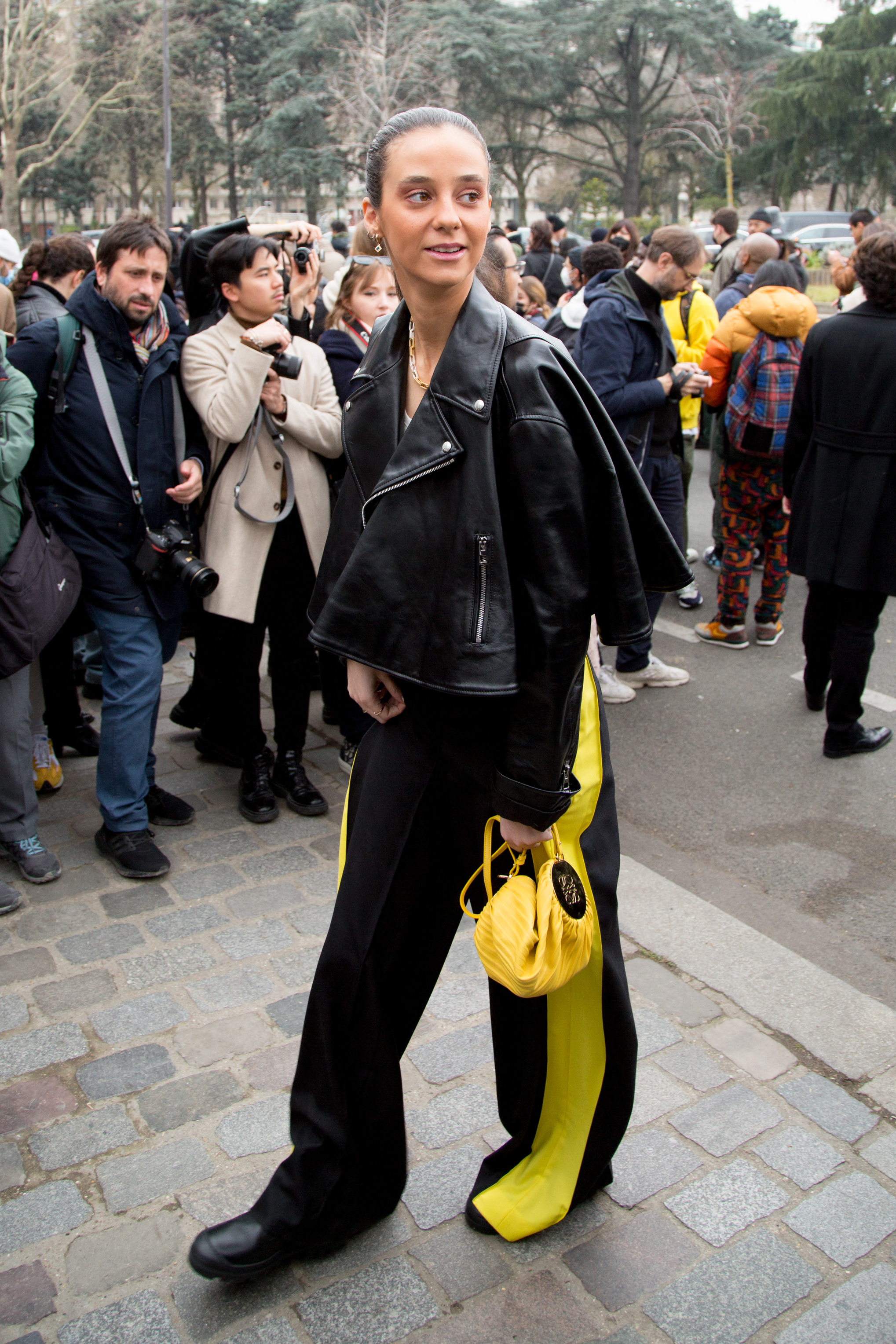 Victoria Federica con bolso amarillo de Loewe.