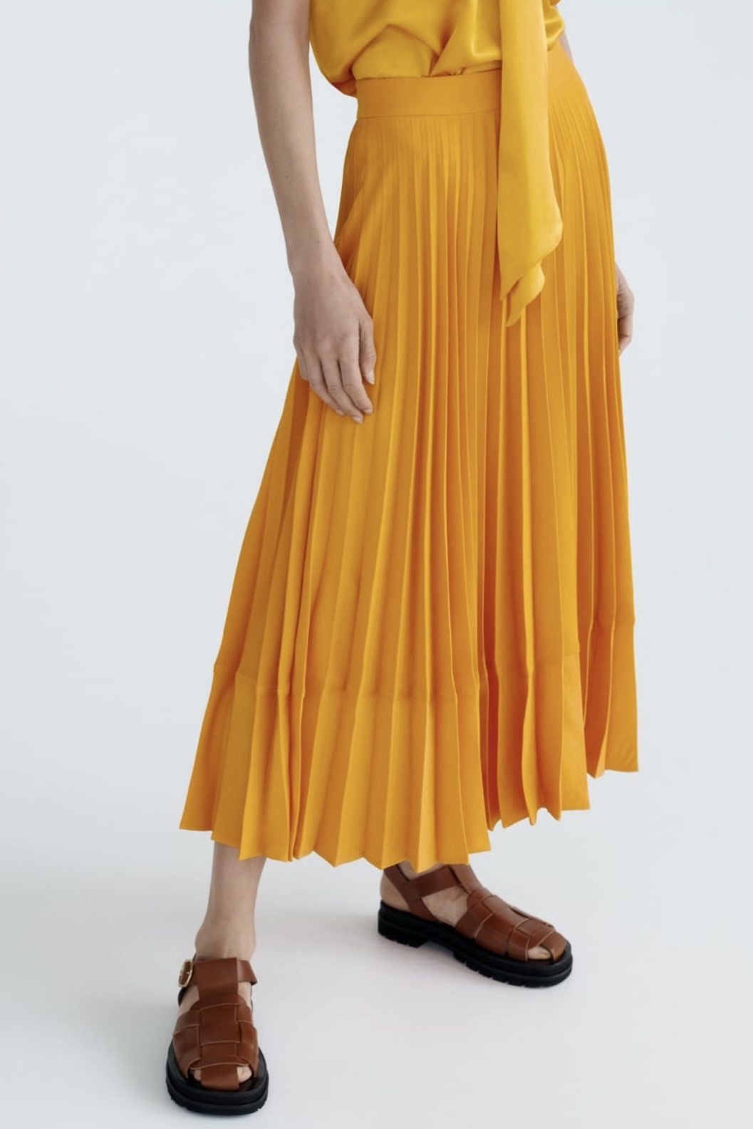 Falda plisada naranja de Zara