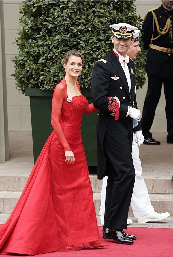 La reina con vestido rojo de Lorenzo Caprile.