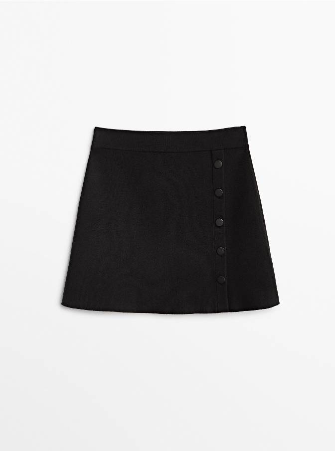 Minifalda negra con botones laterales.