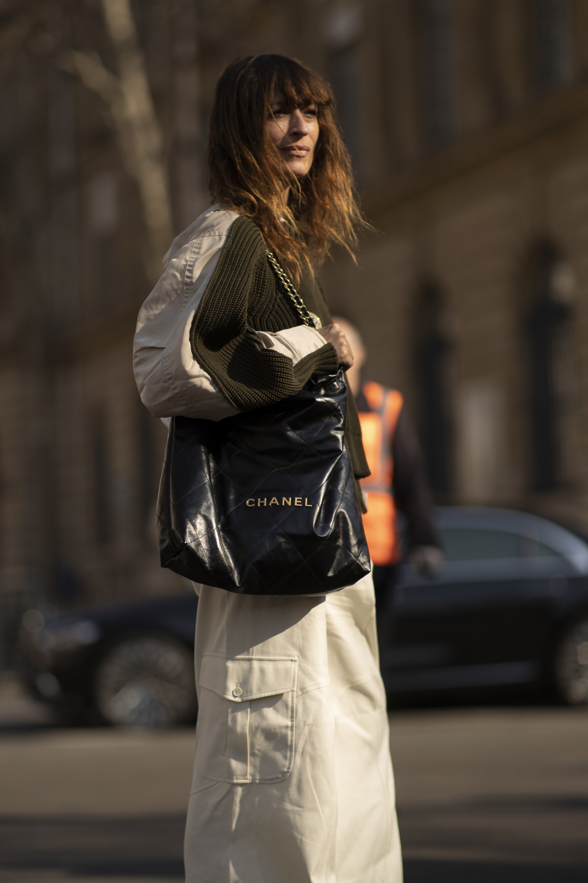 Caroline de Maigret con bolso XL de Chanel.