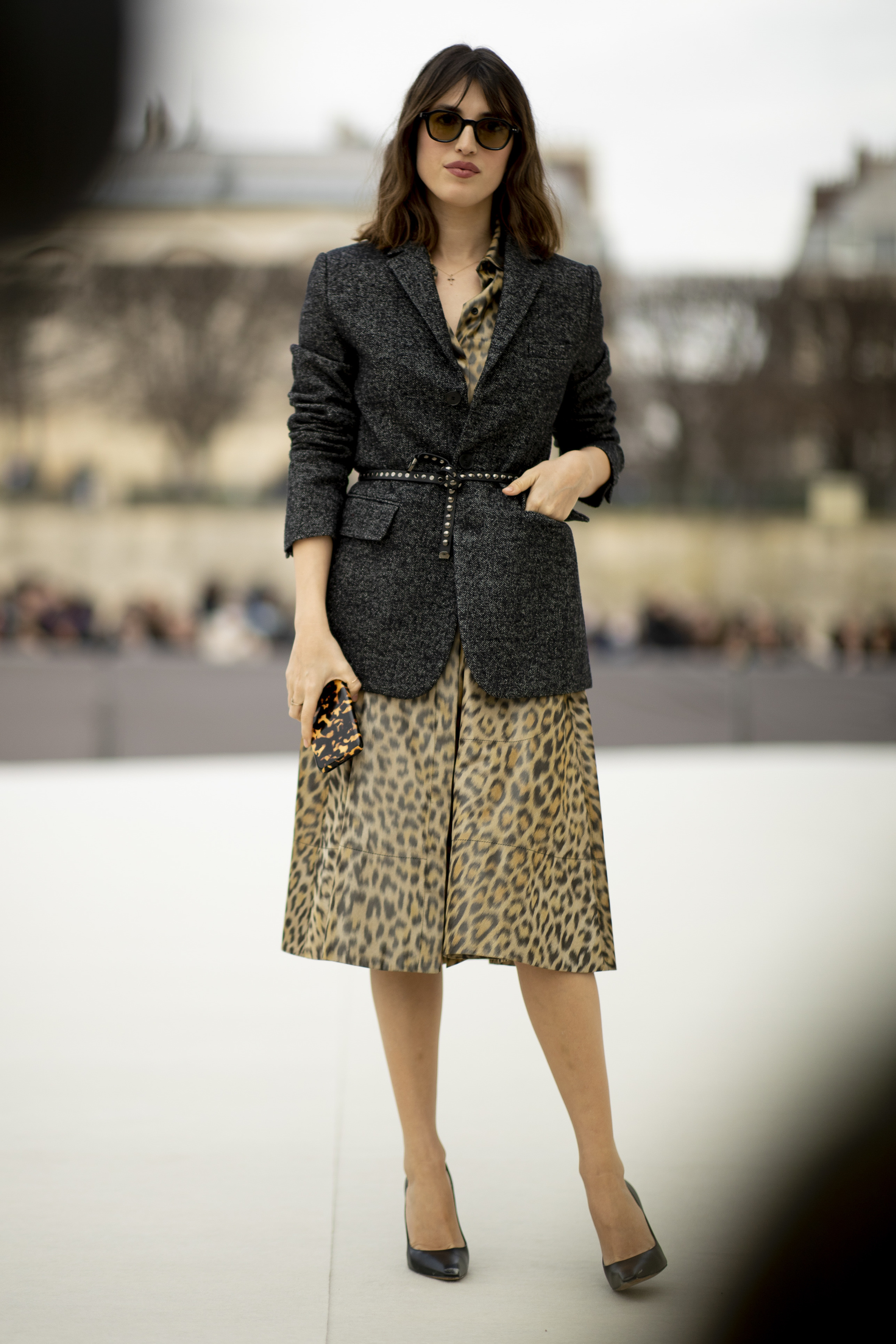 Jeanne Damas con vestido de leopardo.