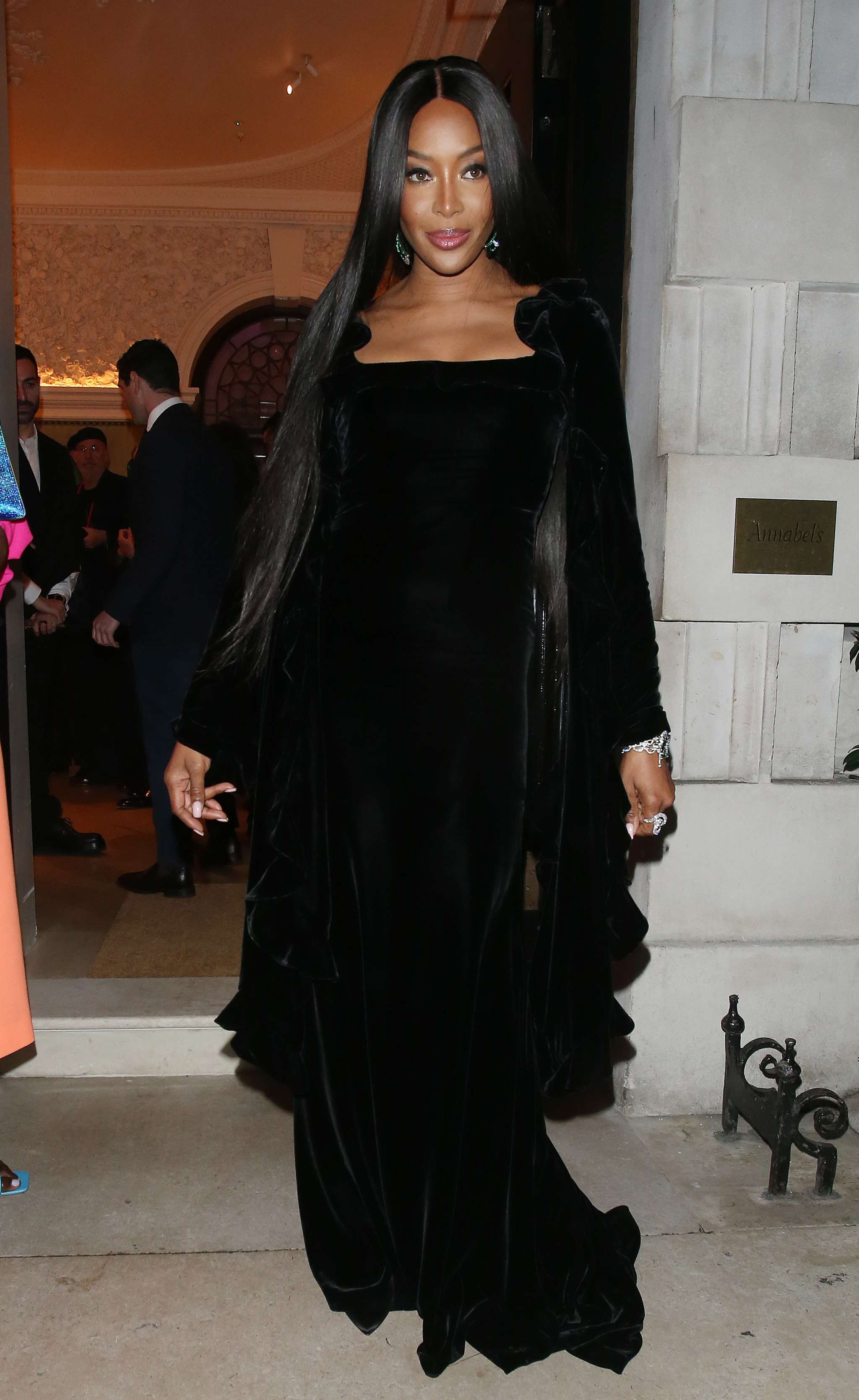 Naomi Campbell llegando al afterparty de Britain Vogue con un vestido de lentejuelas de aire retro