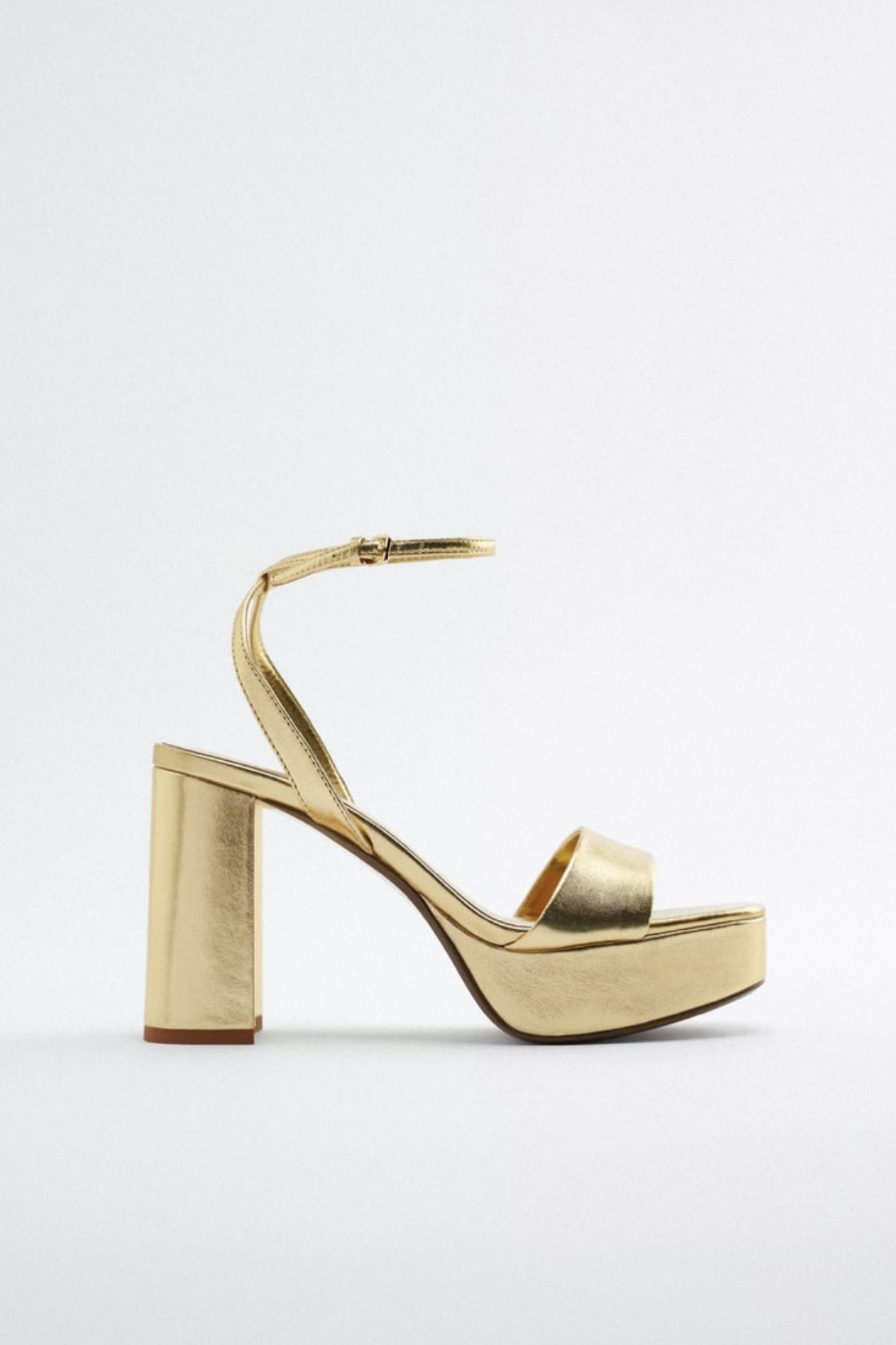 Sandalias con plataforma doradas de Zara