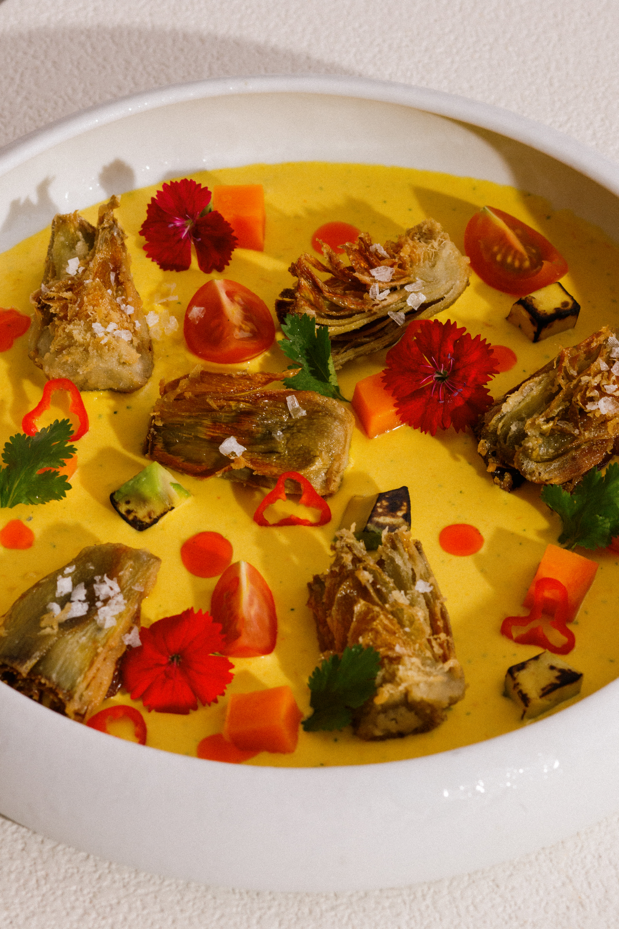 Todos los platos tienen una cuidada presentación como este Tiradito de alcachofa confitada.