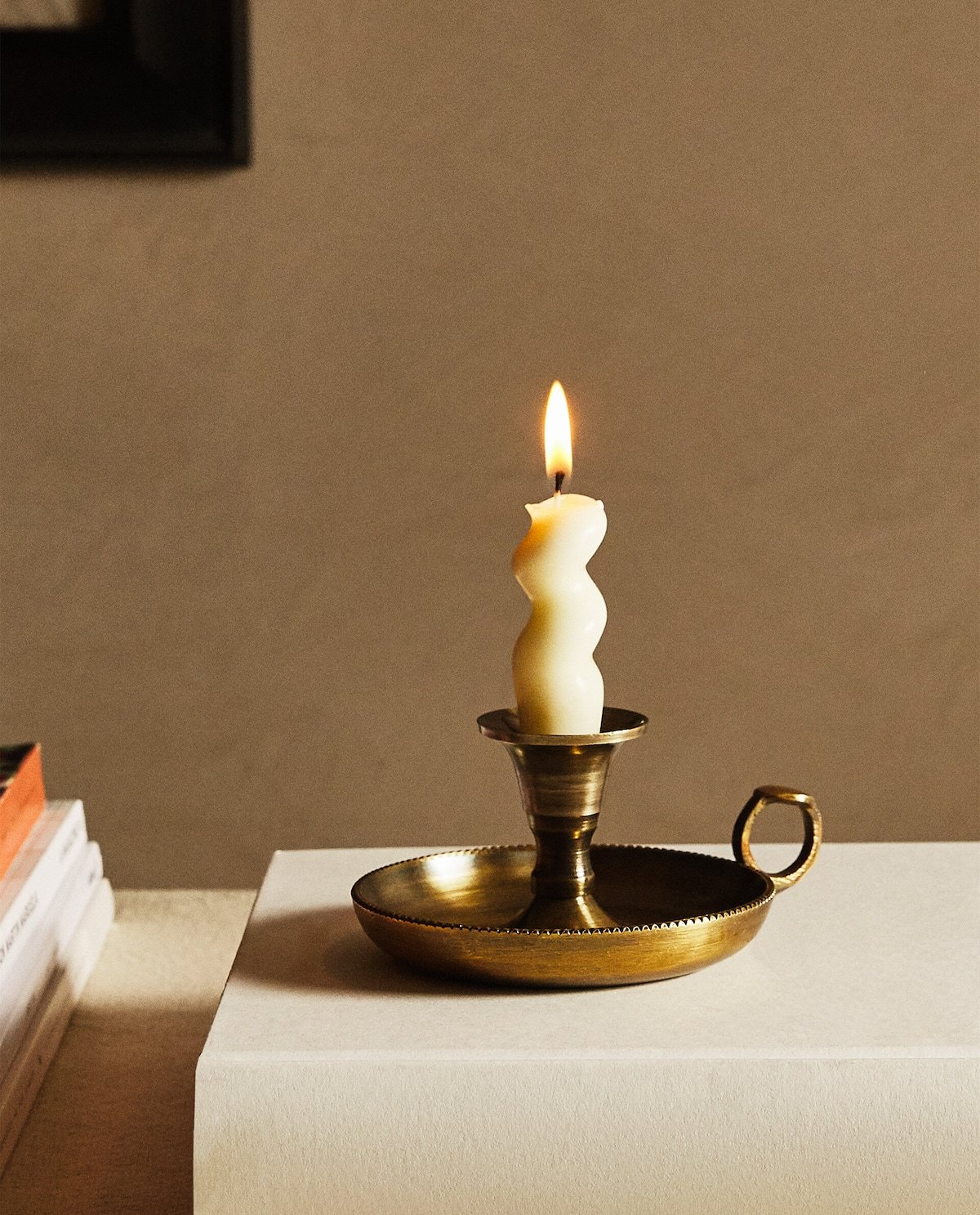 Los pequeños detalles, como la luz de las velas, nos aportan un dulce bienestar. Alíate con ellos.