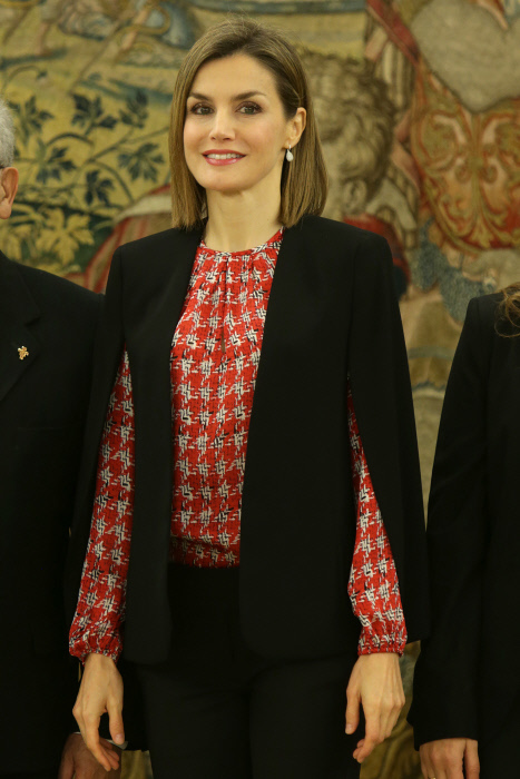 La reina Letizia con capa negra de Zara.