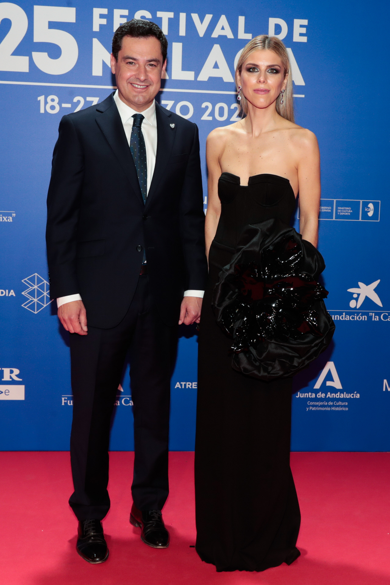 Juanma Moreno, presidente de la Junta de Andalucía, con su esposa, Manuela Villena,  con vestido de  Roberto Diz.