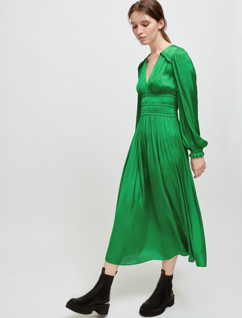 Vestido verde satinado de Maje