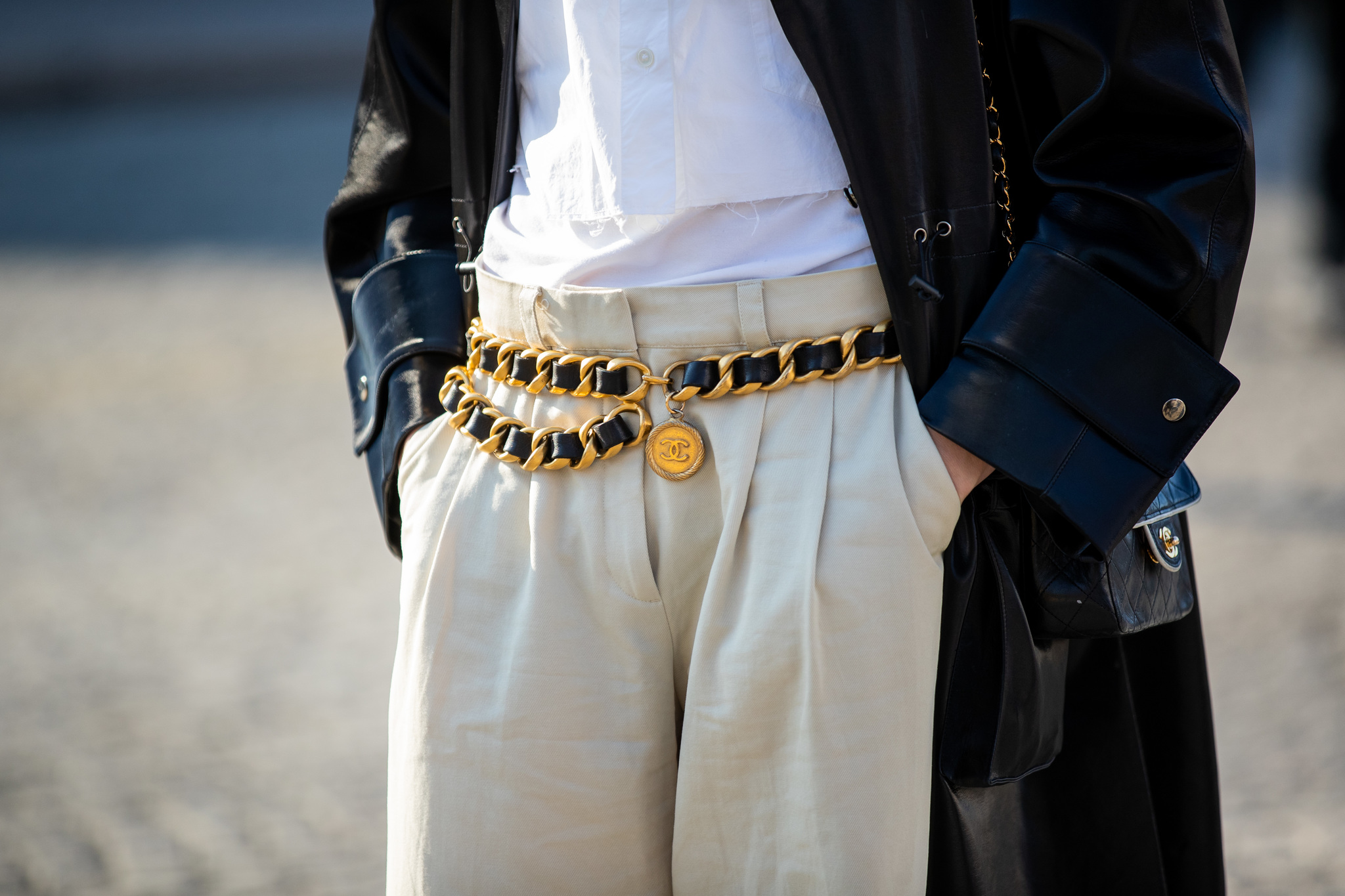 Cinturón con cadena, de Chanel.