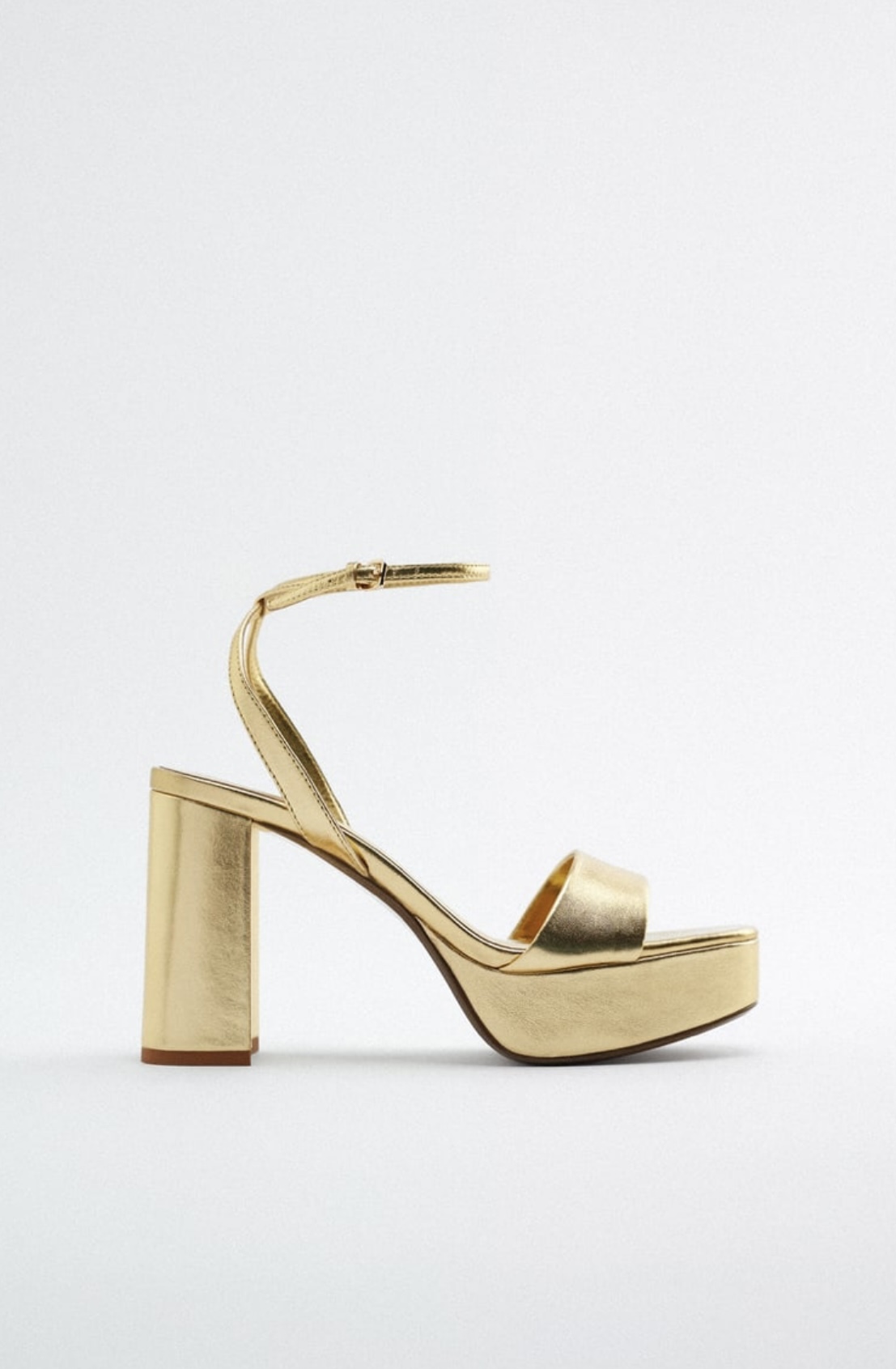 Sandalias doradas de Zara