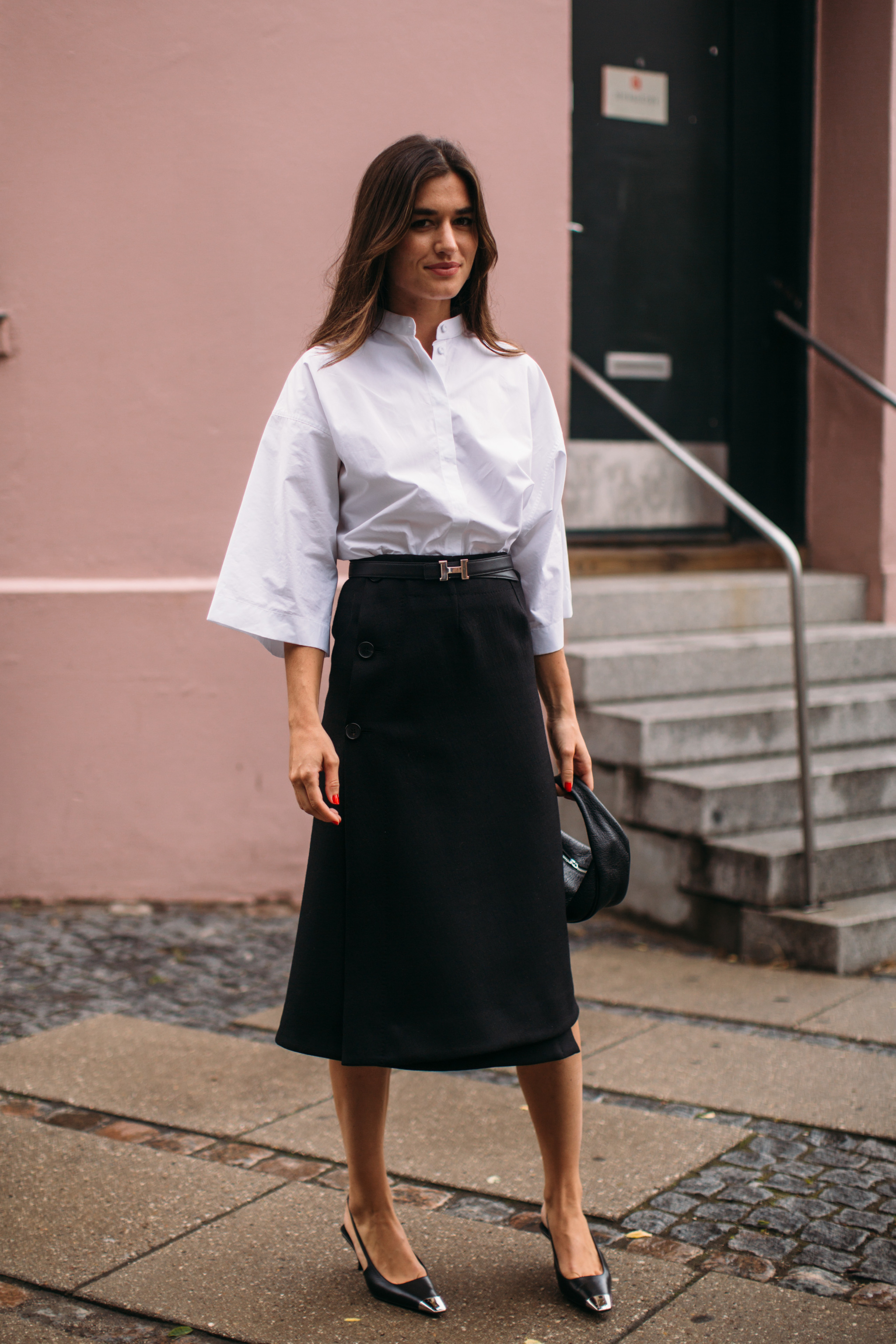 Ilirida Krasniqi con camisa blanca y falda negra, la combinación de color más clásica.