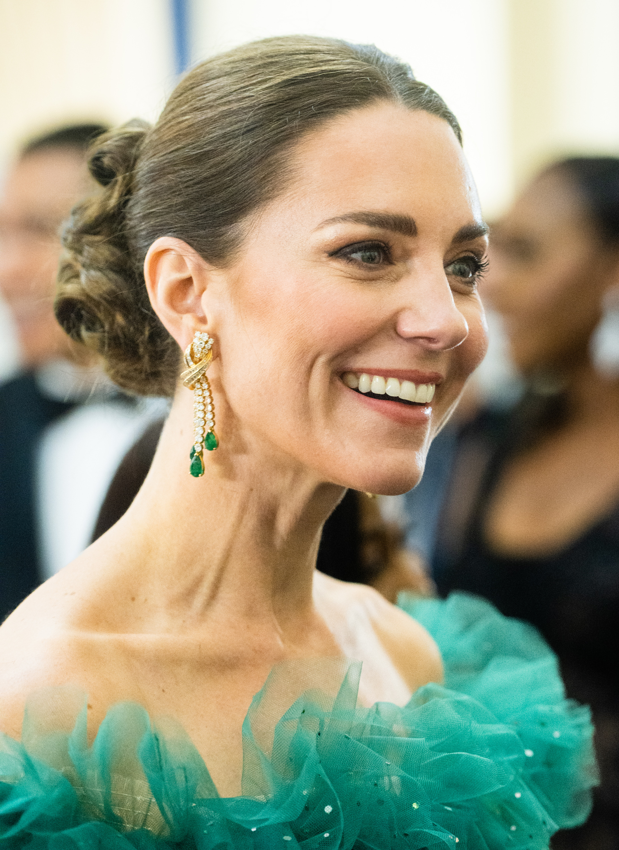 Kate Middleton con los pendientes de oro amarillo y esmeraldas de la reina Isabel II.