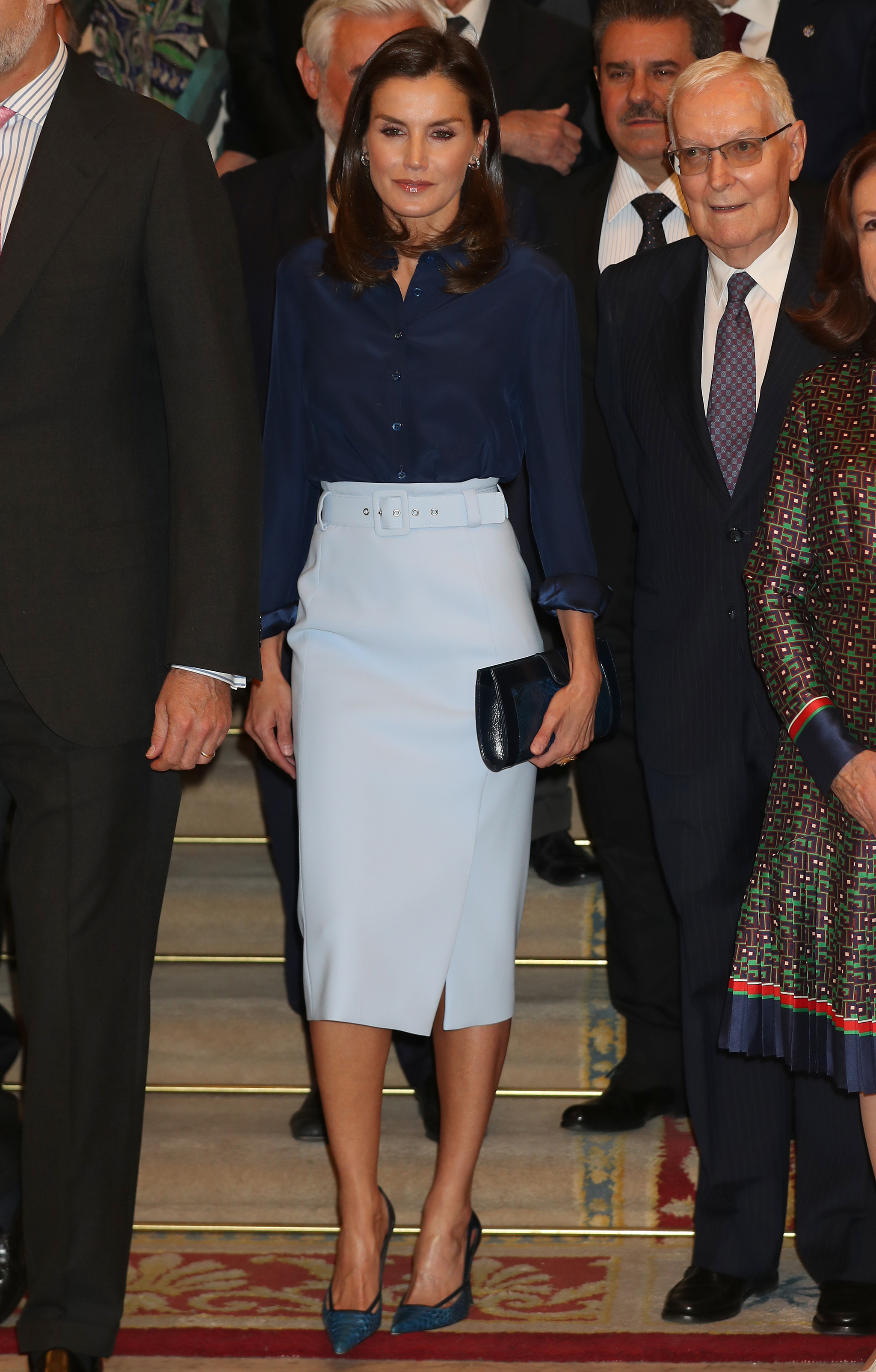 La reina Letizia con falda lápiz de Hugo Boss.