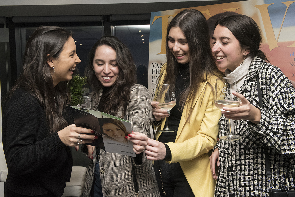 Las lectoras brindando con Rueda, el vino que nos ha acompañado durante la Semana de la Belleza TELVA 2022.