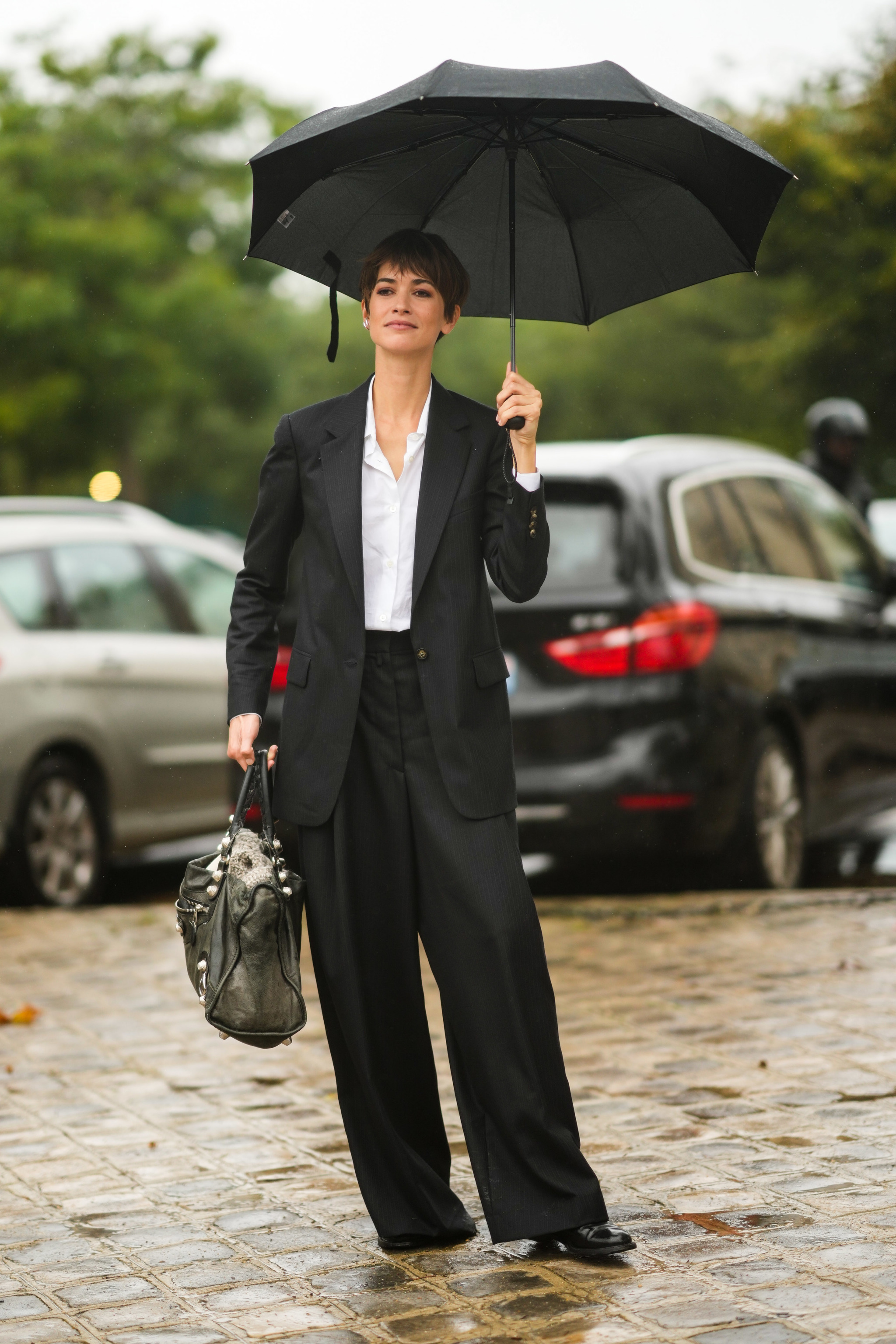 La modelo Louise de Chevigny y su look para un día de lluvia.