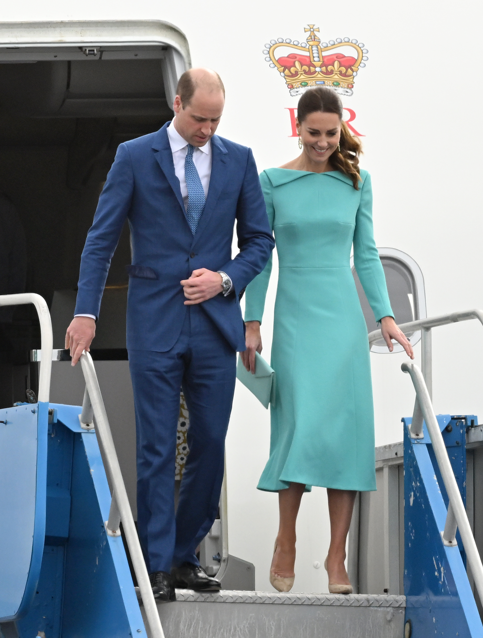 Kate Middleton llegando a las Bahamas con vestido de Emilia Wickstead.