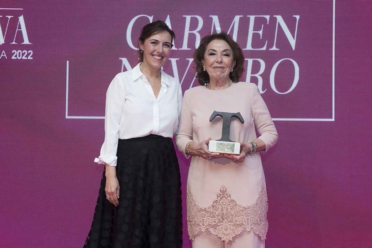 Olga Ruiz, directora de TELVA junto a Carmen Navarro, premio a la experta del año, con su T de TELVA.