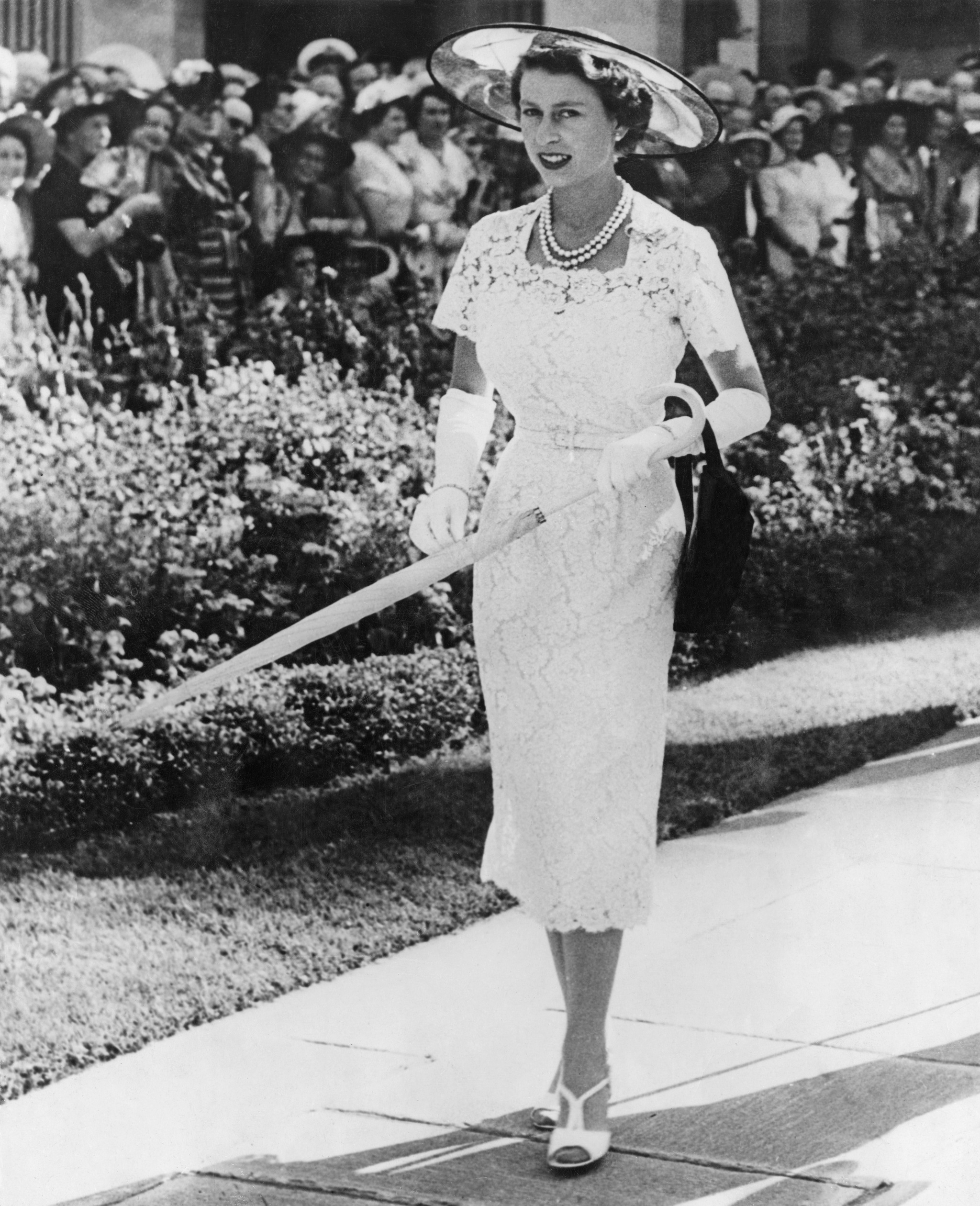 La reina Isabel II en Australia en 1954 con un vestido blanco de encaje.