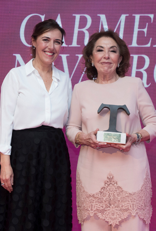 Olga Ruiz, directora de TELVA junto a Carmen Navarro, premio a la...