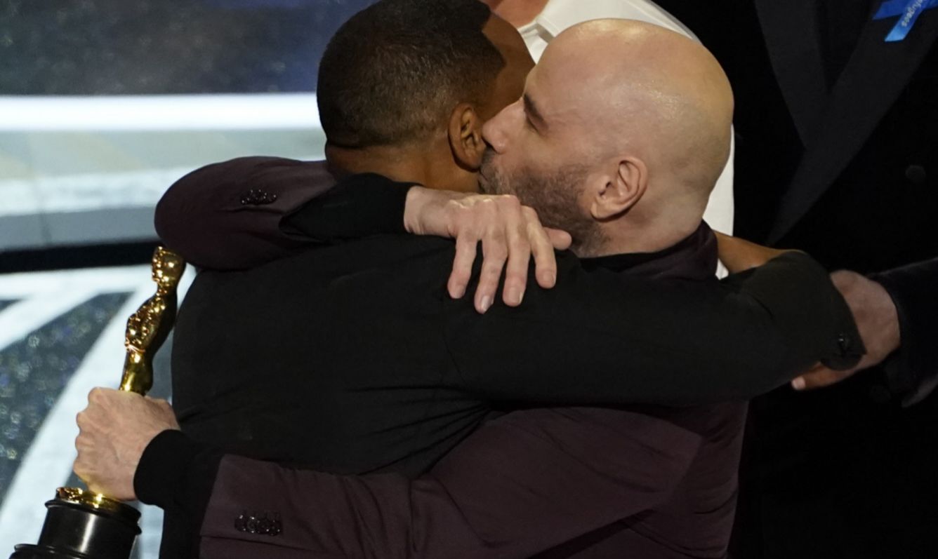 John Travolta abraza a Will Smith tras su discurso como Mejor Actor 2022 en la gala de los Oscar.