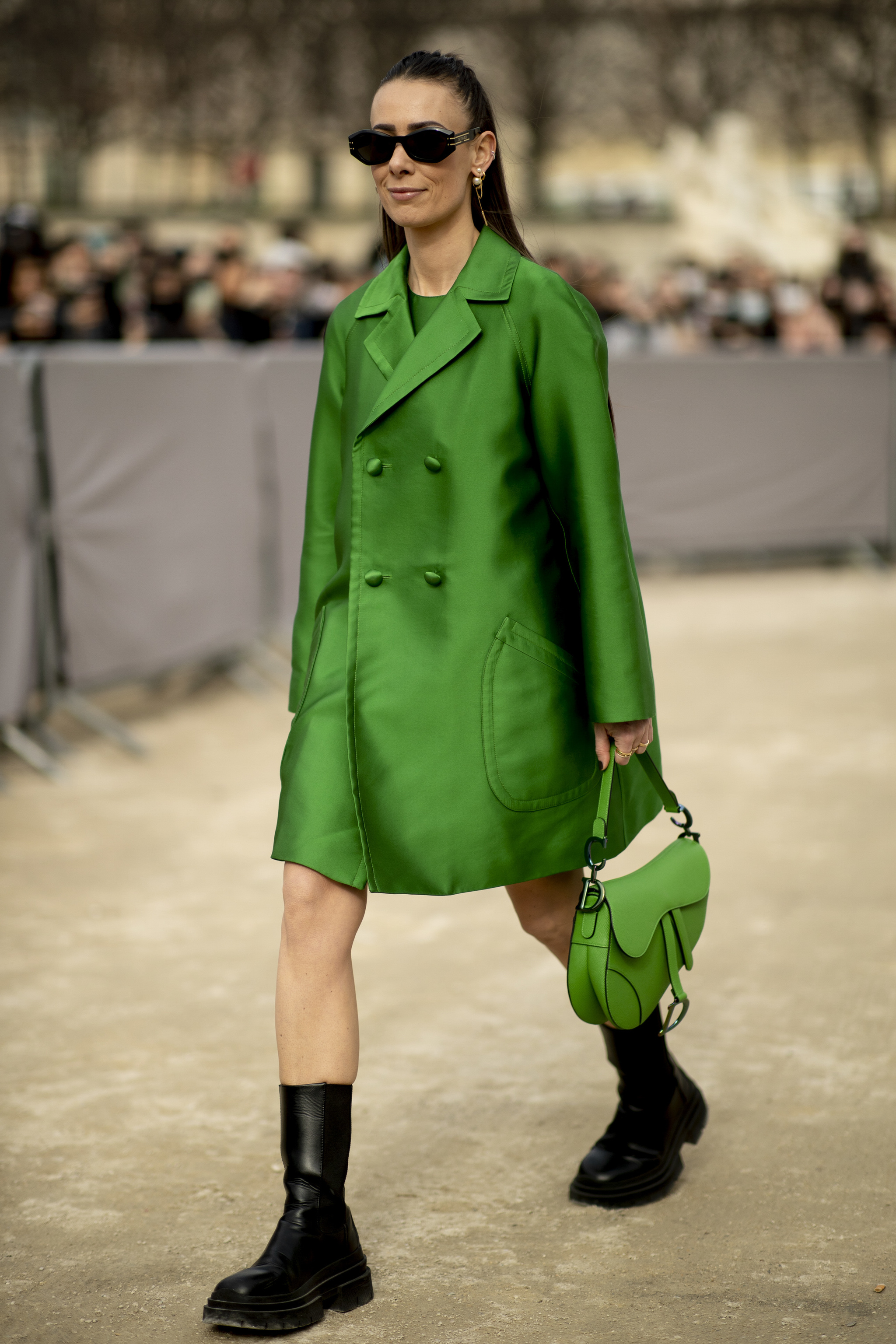 Look con abrigo largo y bolso verde