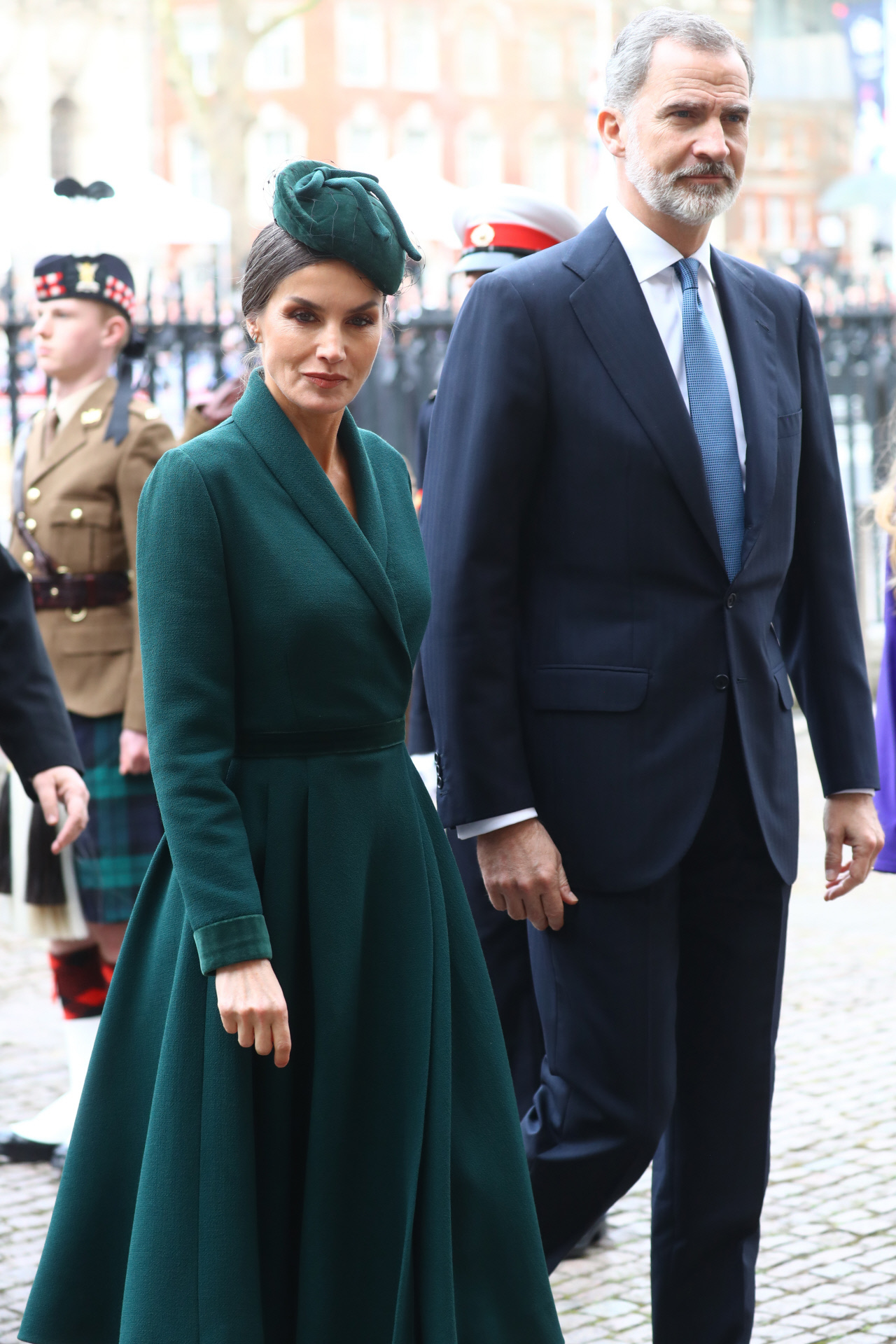 La reina Letizia y su elegante look en Londres, de verde y con tocado.