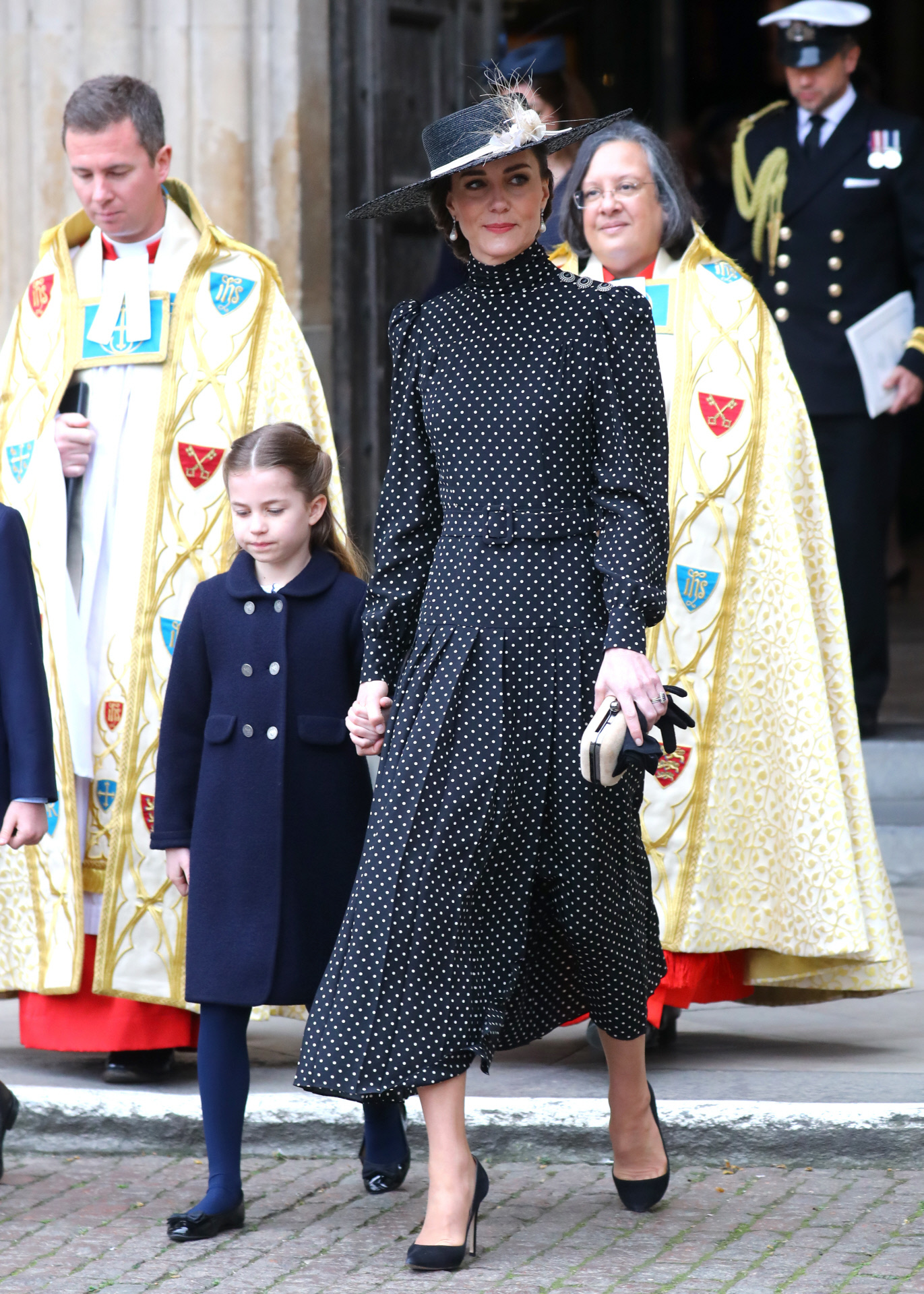 Kate Middleton con vestido de lunares y sombrero.