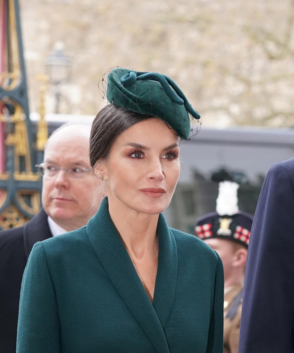 El rojo caldero se ha convertido en en el color elegido por la reina Letizia para destacar su mirada en el funeral del Duque de Edimburgo.