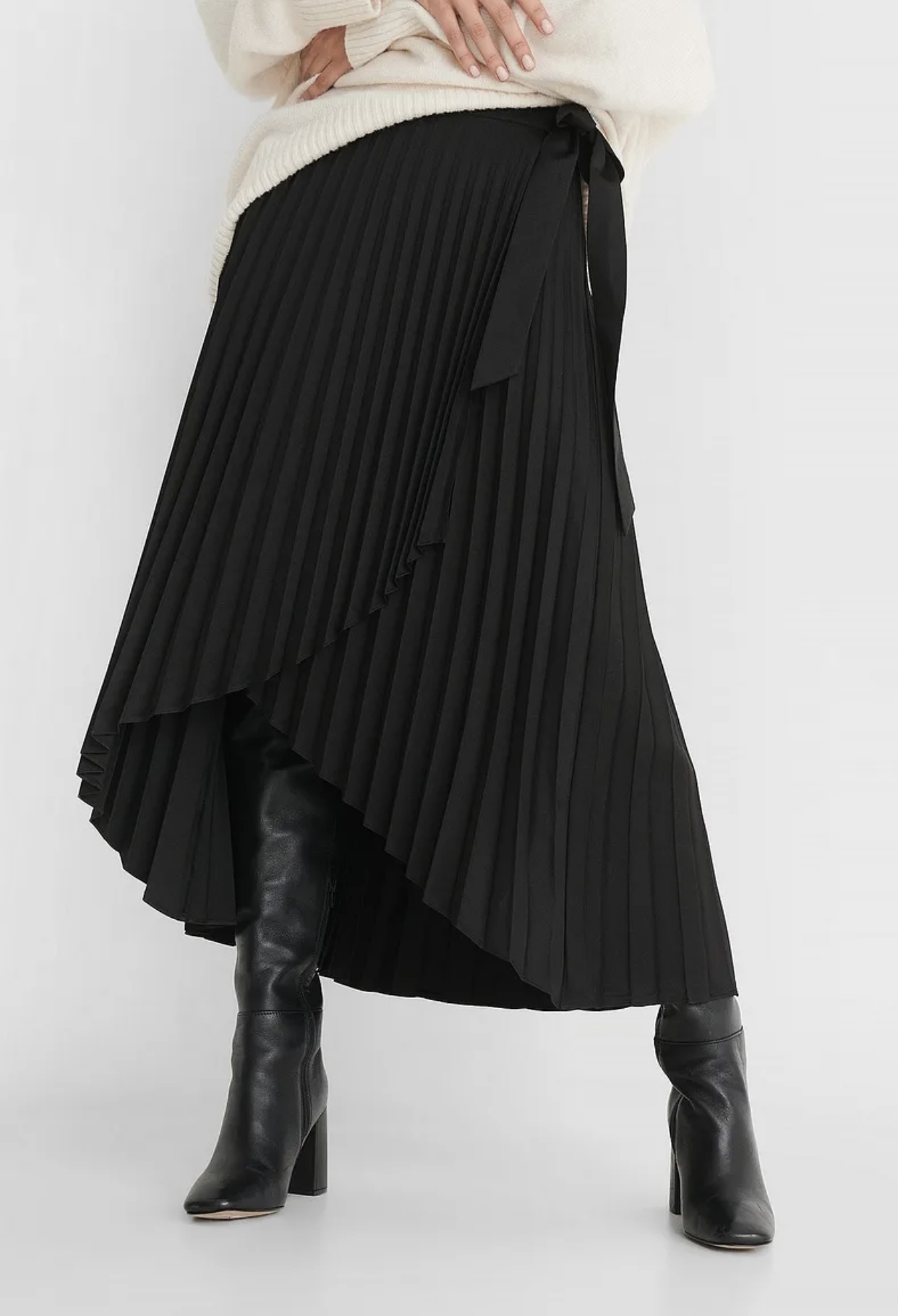 Falda plisada negra de NA-KD