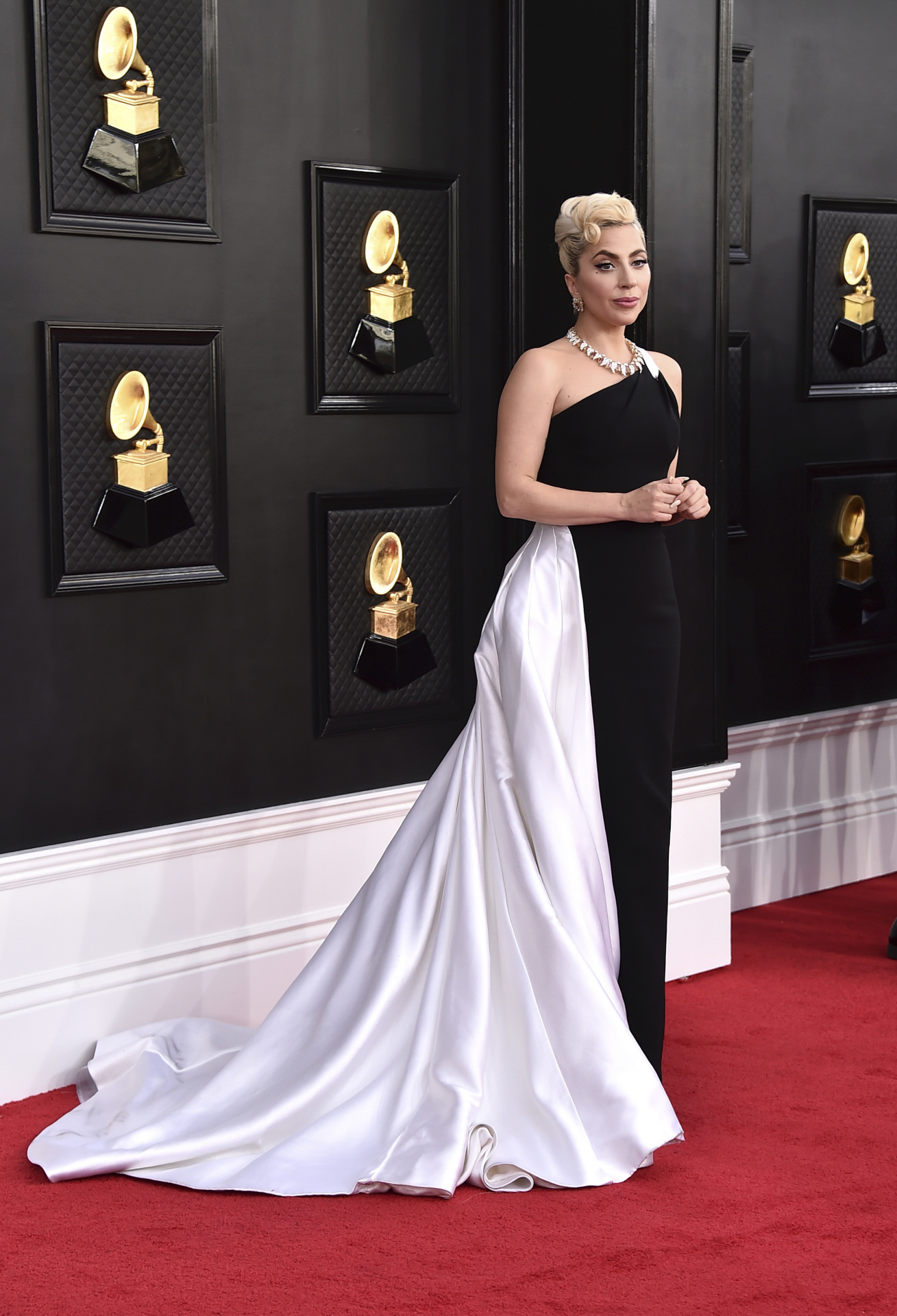 Lady Gaga en Los Grammys vestida de Armani Privé