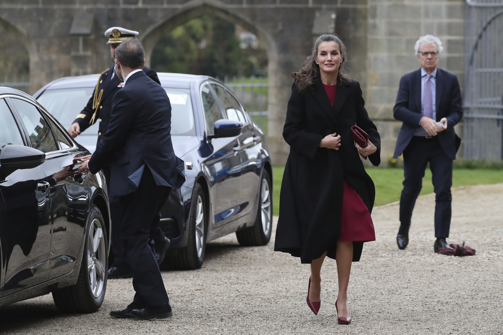 La reina Letizia llega a Reino Unido vestida de rojo y con pendientes de Chanel.