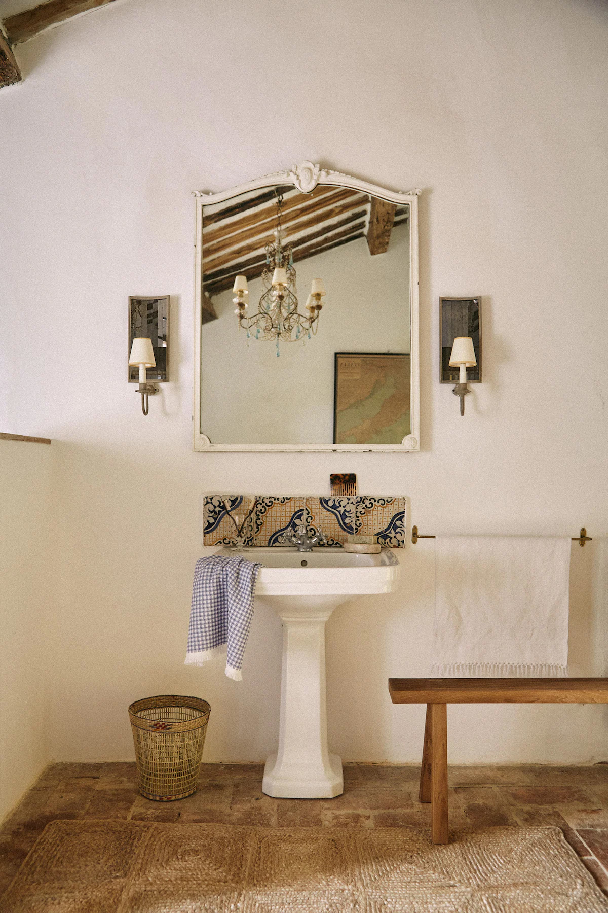 Con sanitarios de obra o tan antiguos como la villa perviven en los cuartos de baño, decorados con azulejos artesanales y espejos vintage.