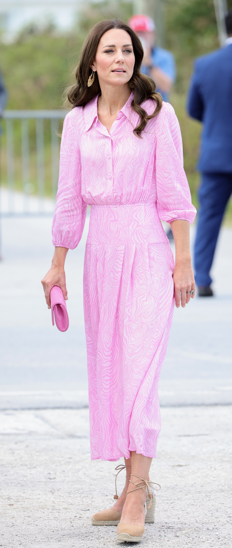 Kate Middleton con vestido camisero y alpargatas.