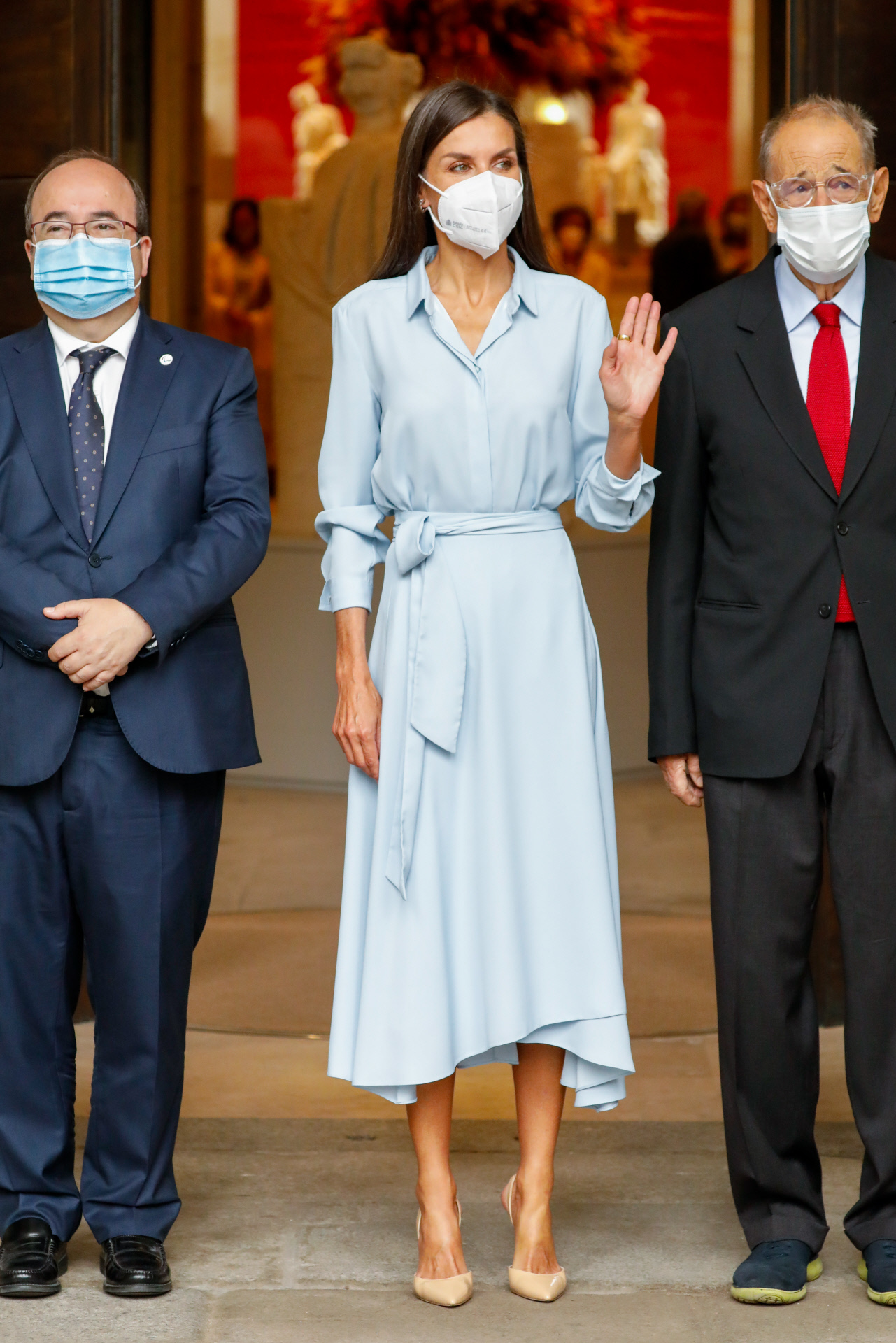 La reina Letizia opta por el azul en su vestido camisero