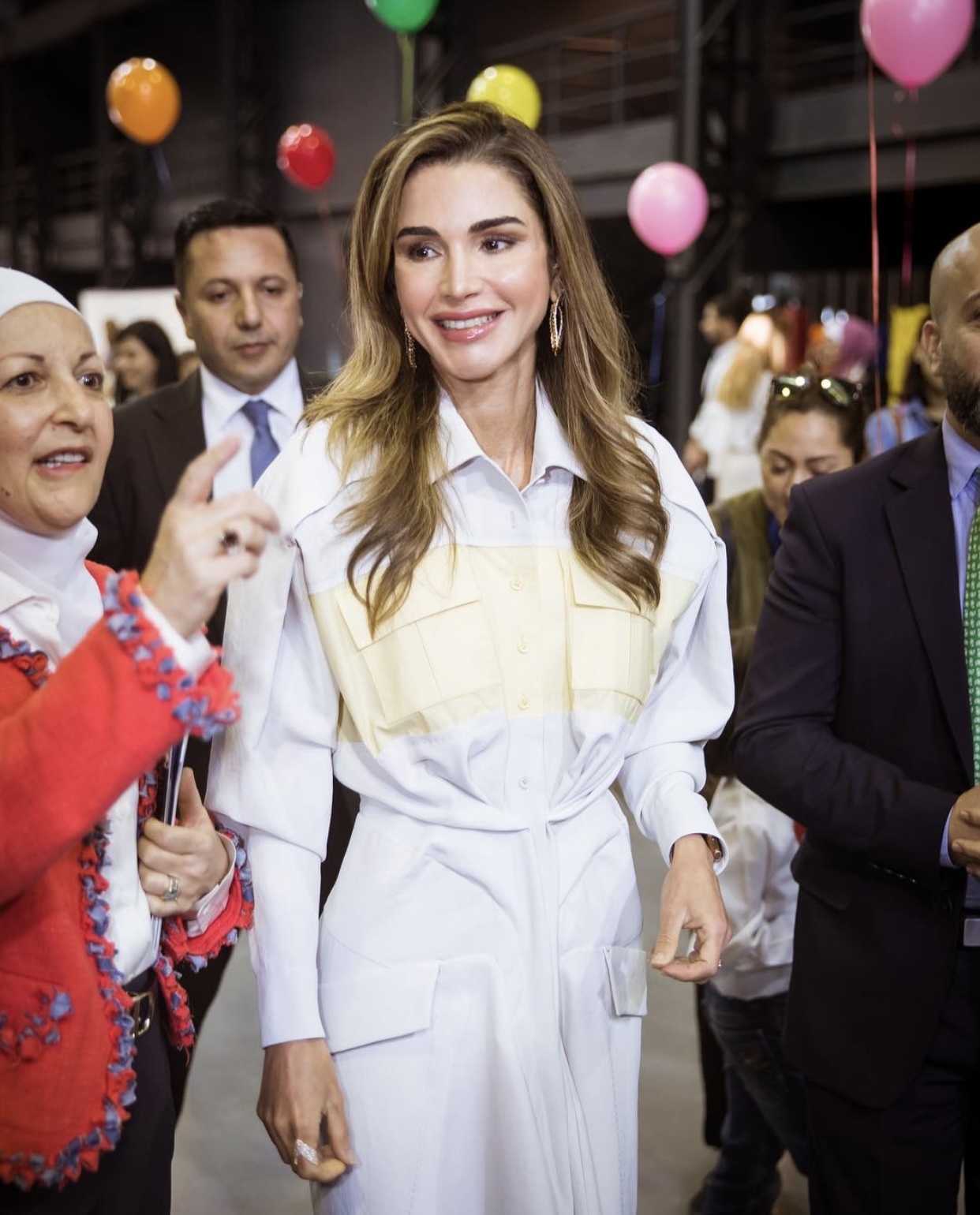 Rania de Jordania opta por la sobriedad con un vestido blanco