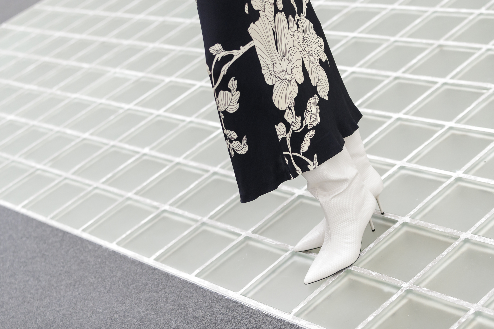 Falda midi estampada y botas blancas de eiko ai.