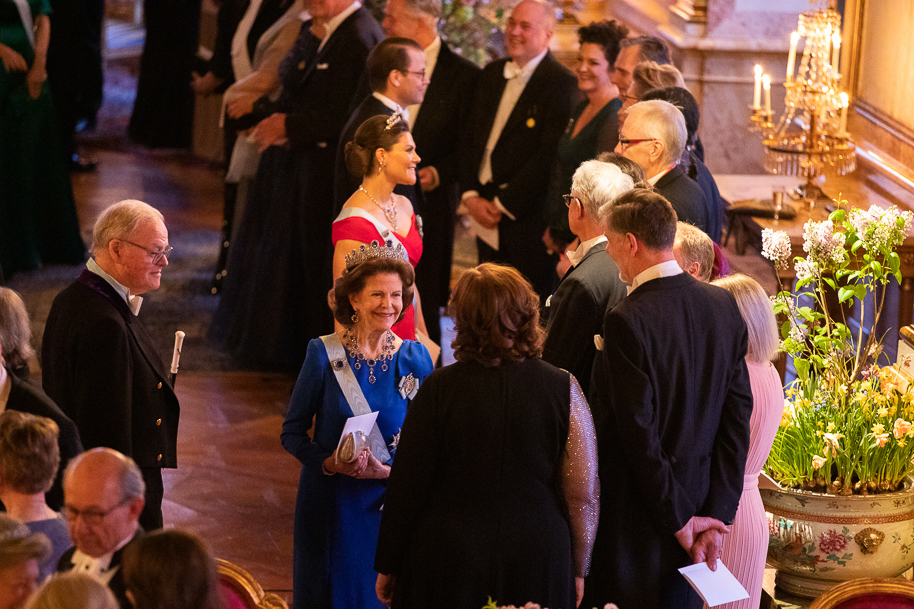La reina recibe a los invitados.