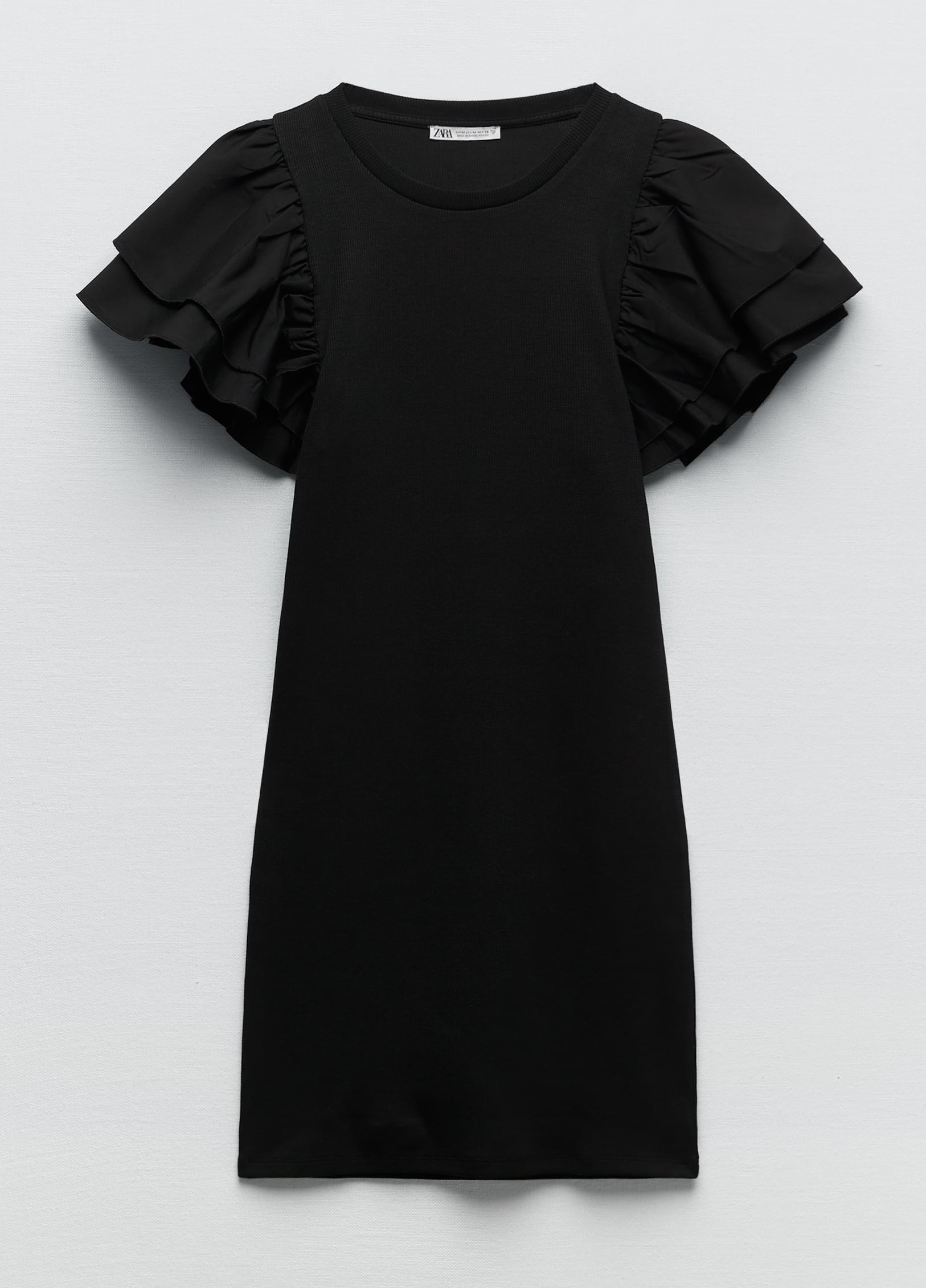 Vestido negro, de Zara.