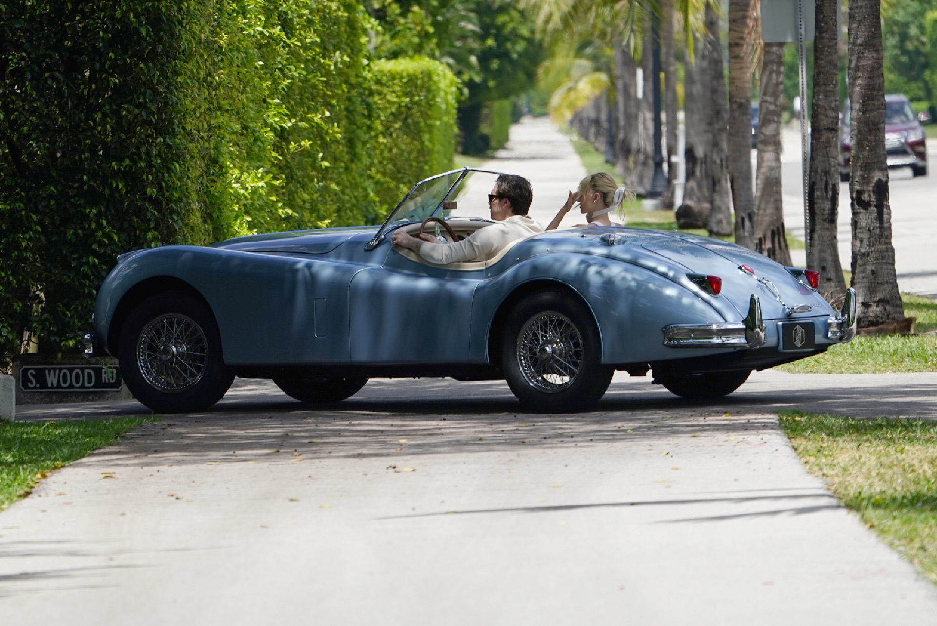 Brooklyn Beckham y Nicola Peltz, ya casados,  en un jaguar vintage.