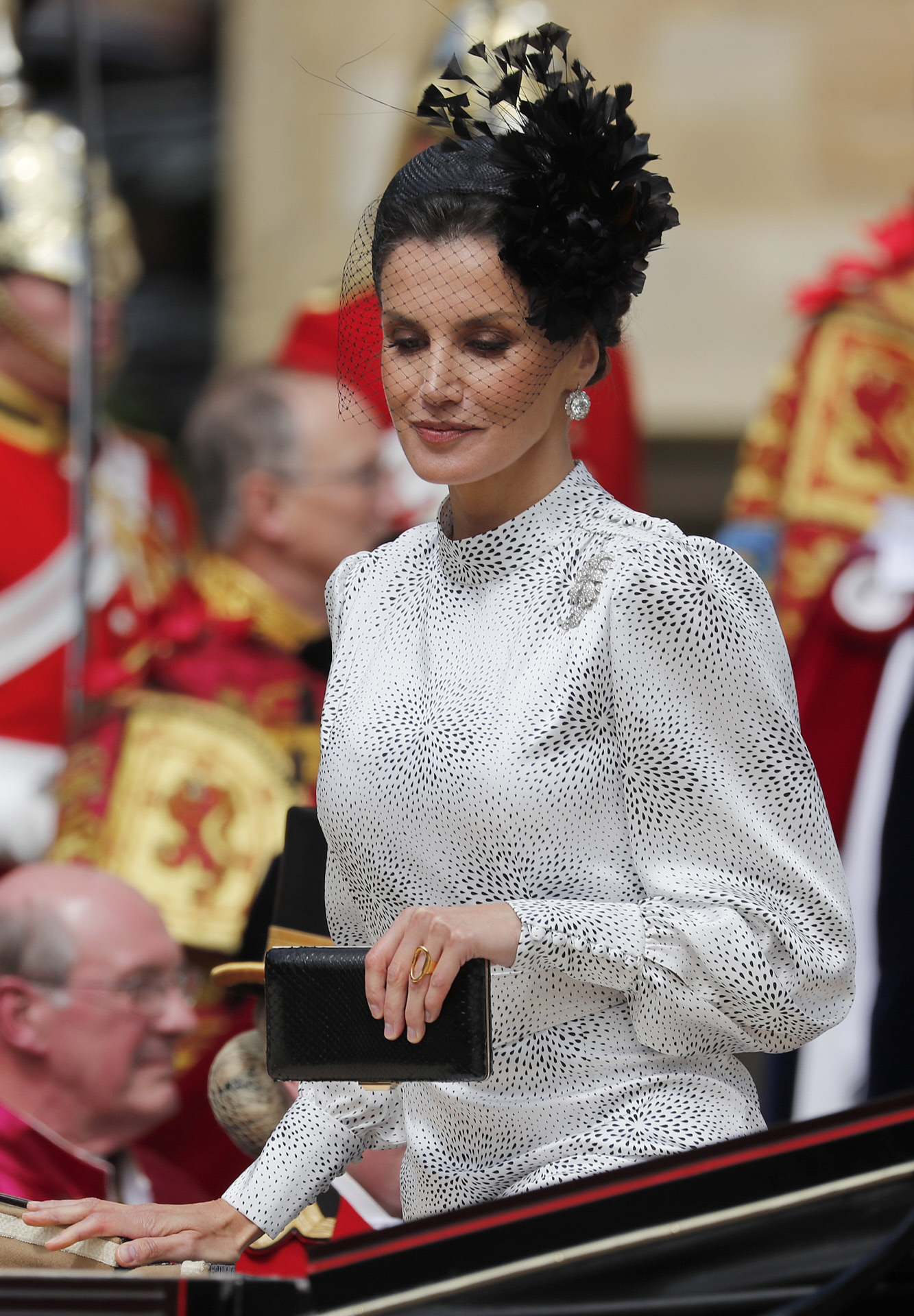 La reina Letizia prefiere un tocado con rejilla en color negro