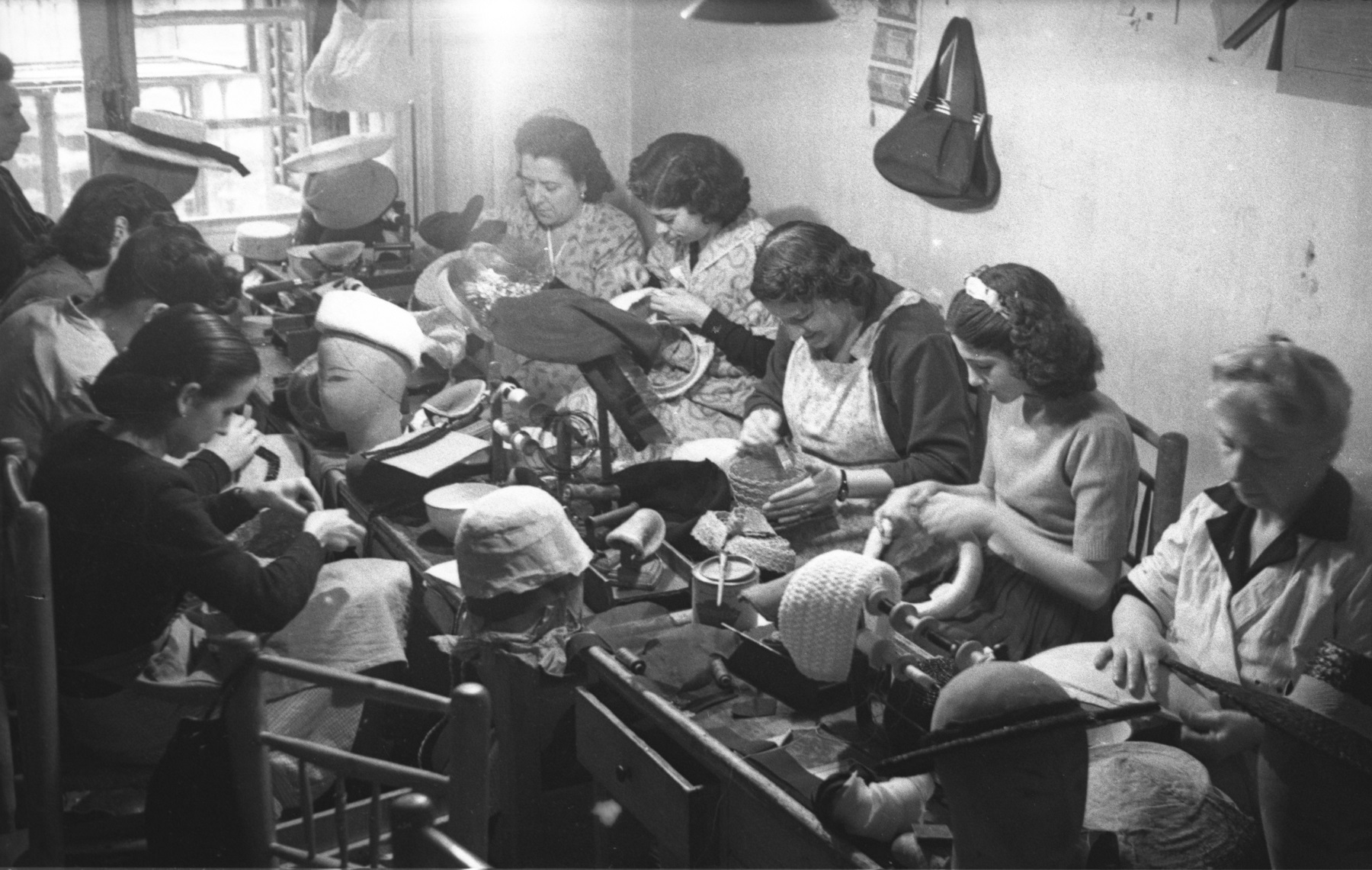 Sombrereras trabajando en 1946