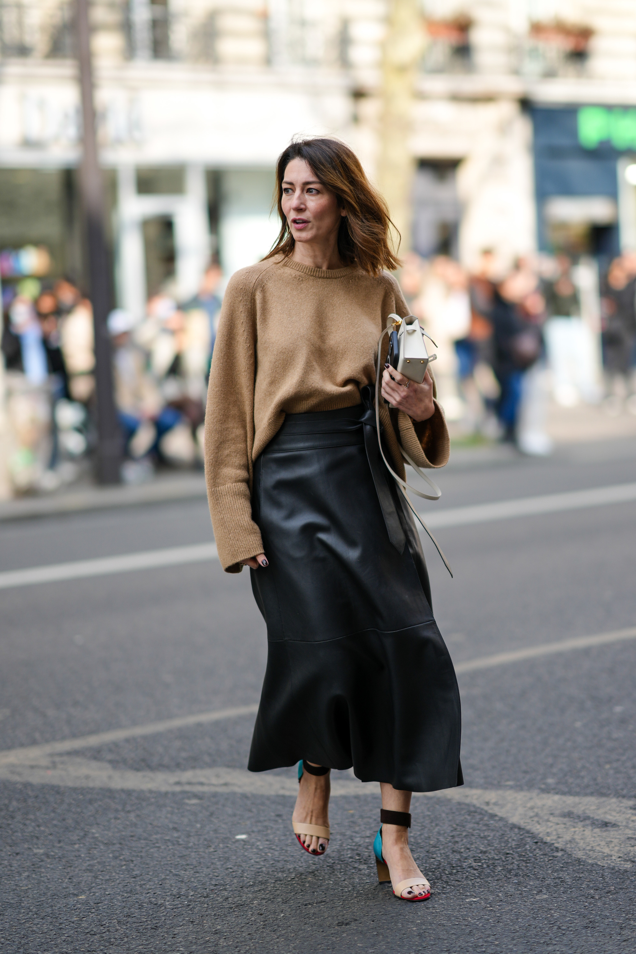 Jersey y falda midi, la combinación favorita de las expertas en moda.