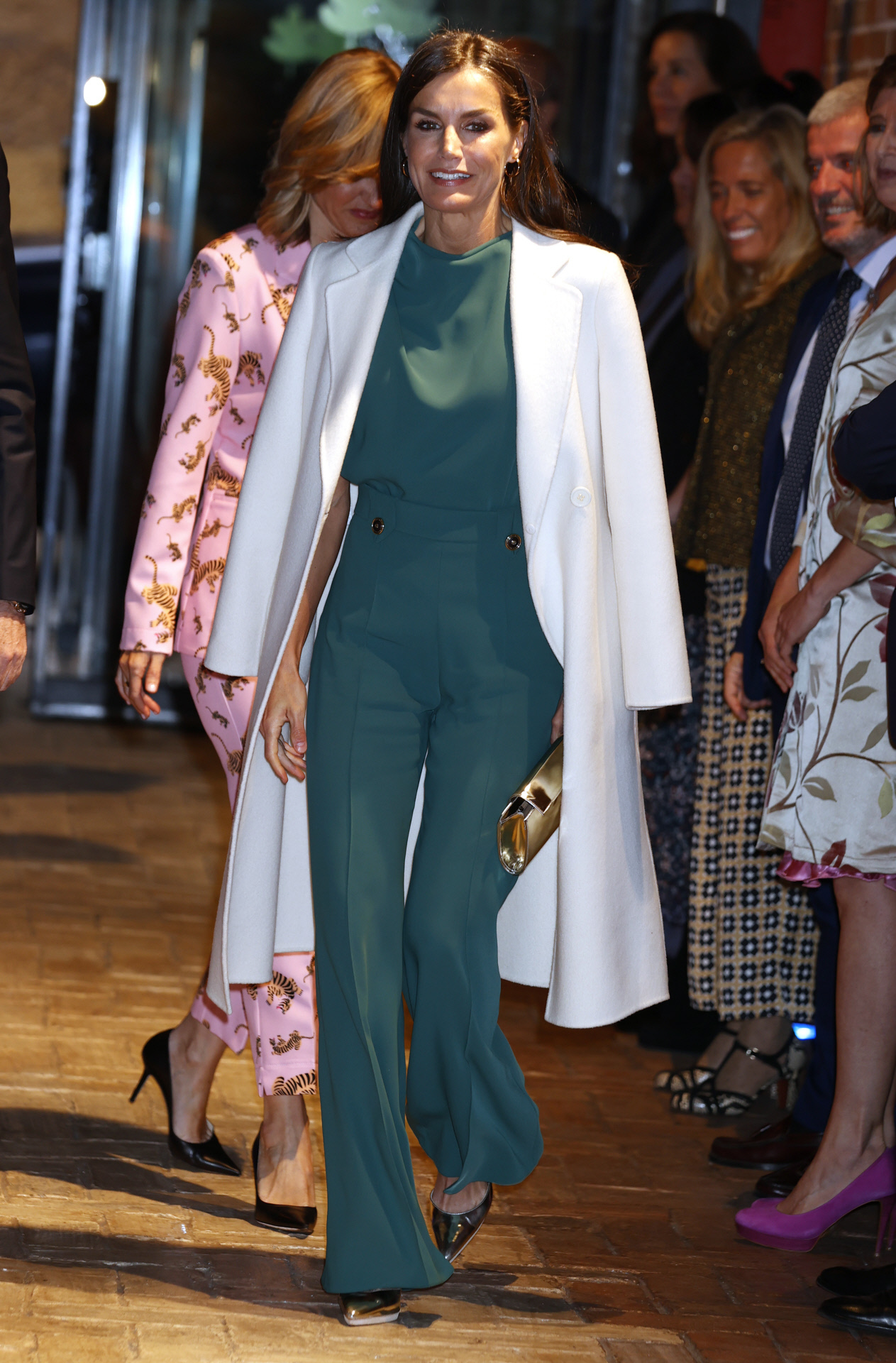 La reina Letizia con abrigo blanco de Felipe Varela.