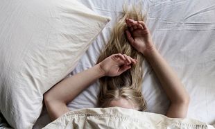 4 brumas de almohada que te ayudarn a dormir mejor por la noche