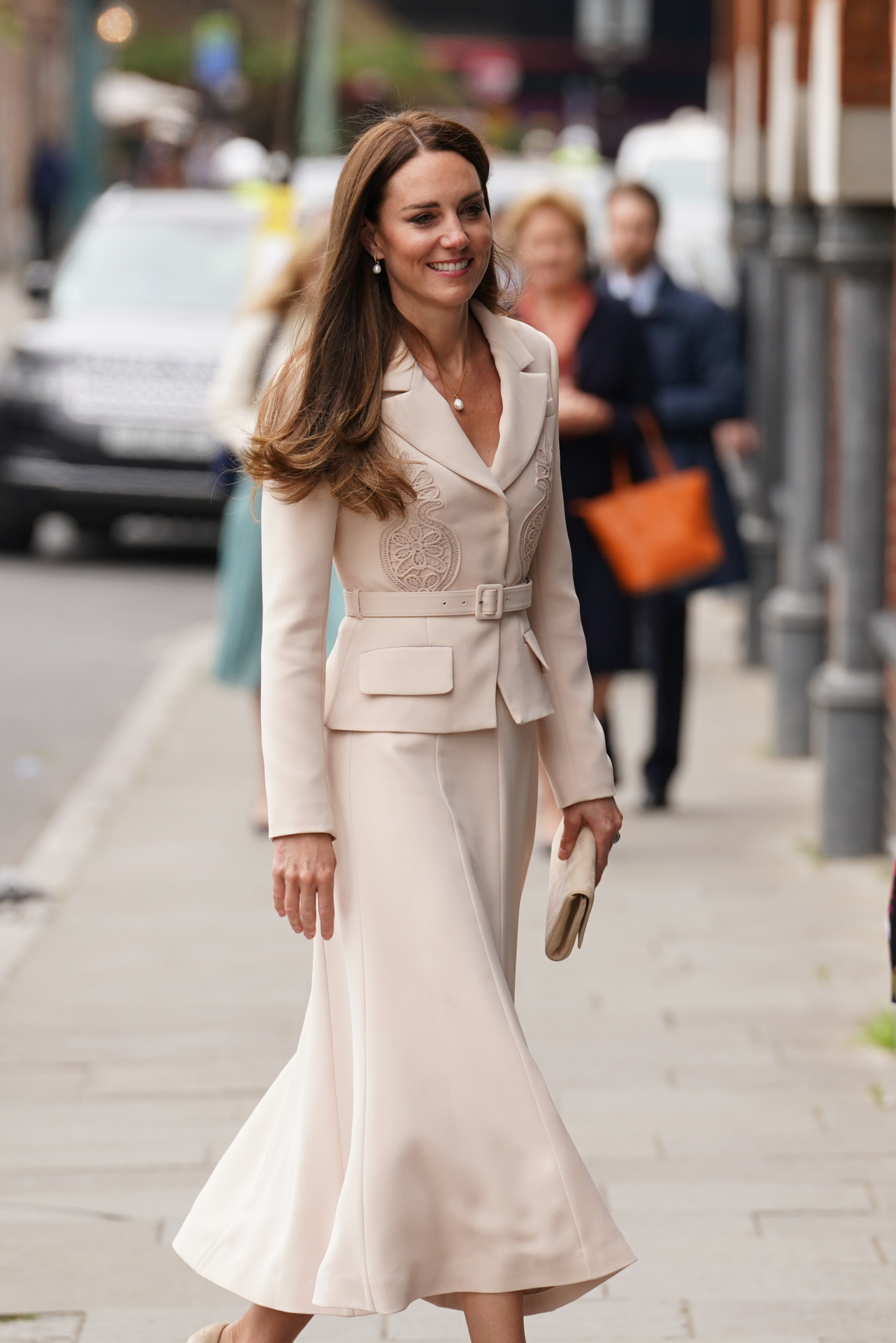 Kate Middleton con un conjunto de chaqueta entallada y falda midi.