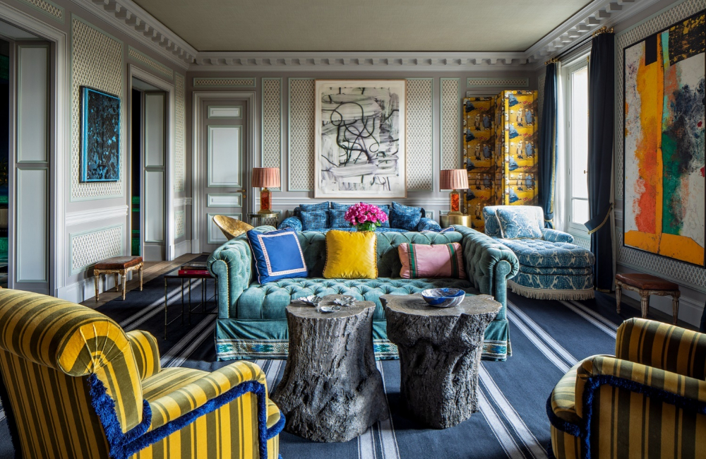 En el salón, El sofa "Chanel", al fondo,  lleva un terciopelo de la colección de Lorenzo. Enfrente, sofá back to back en terciopelo verde de Brochier. Alfombra a medida de Roger Oates, cuadro de Christopher Wool y mesa de bronce de Poillerat.