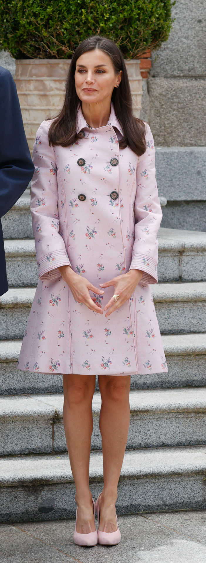 La reina Letizia se atreve con la minifalda.